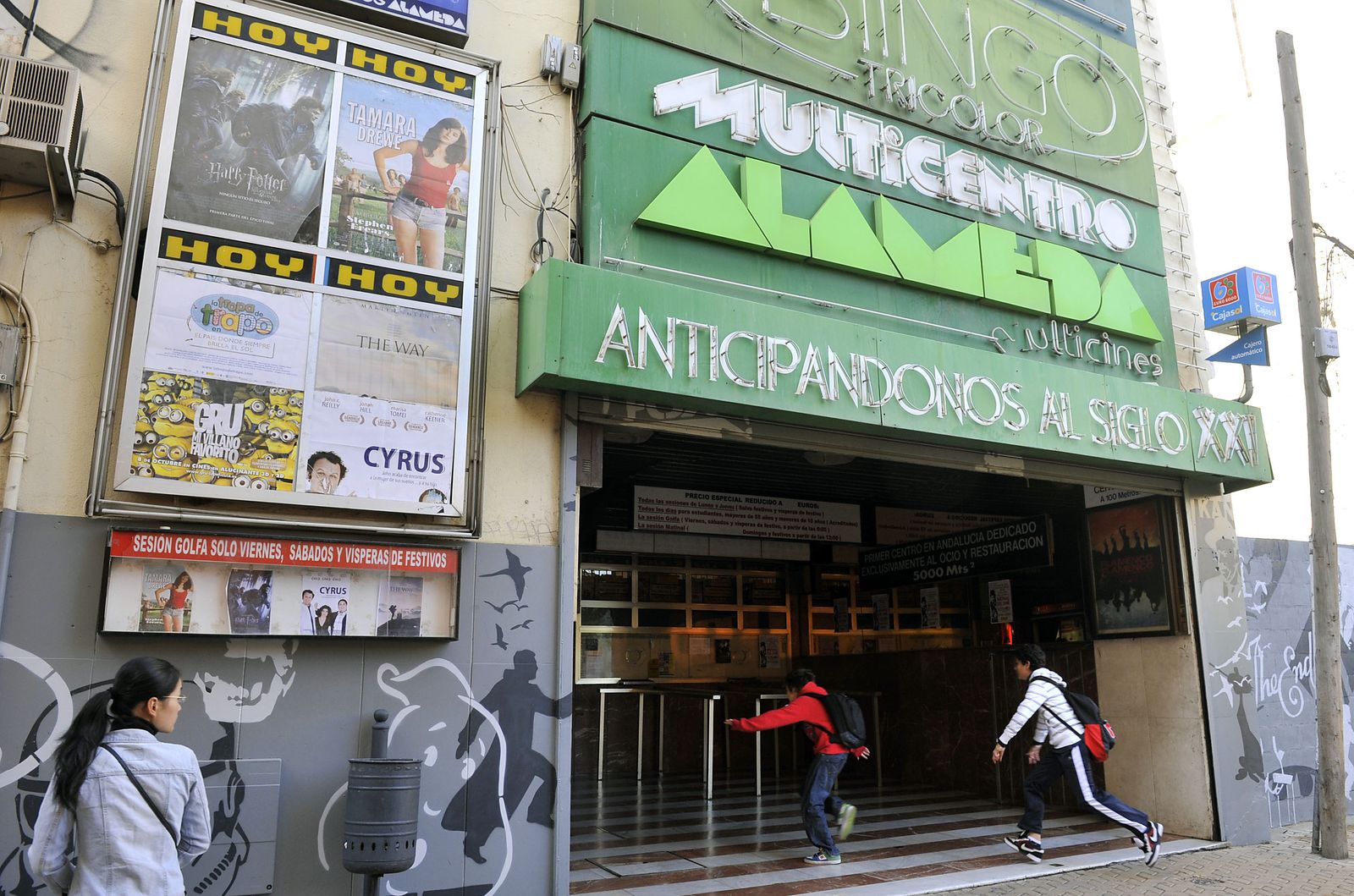 Dos niños corren para entrar en el Alameda  Multicines, en una imagen de 2010.
