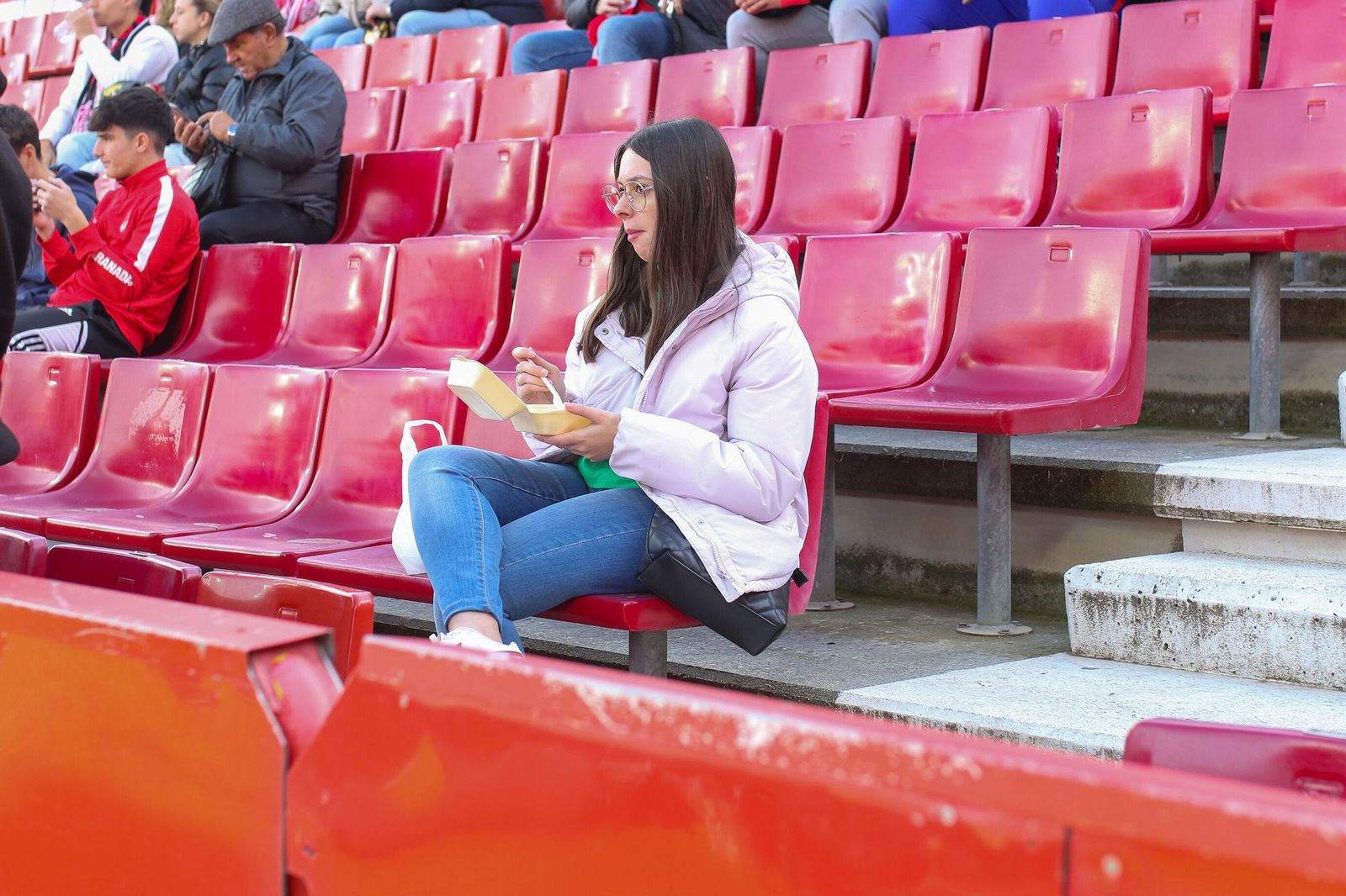 Encuéntrate en la grada de Los Cármenes en el Granada-Sporting