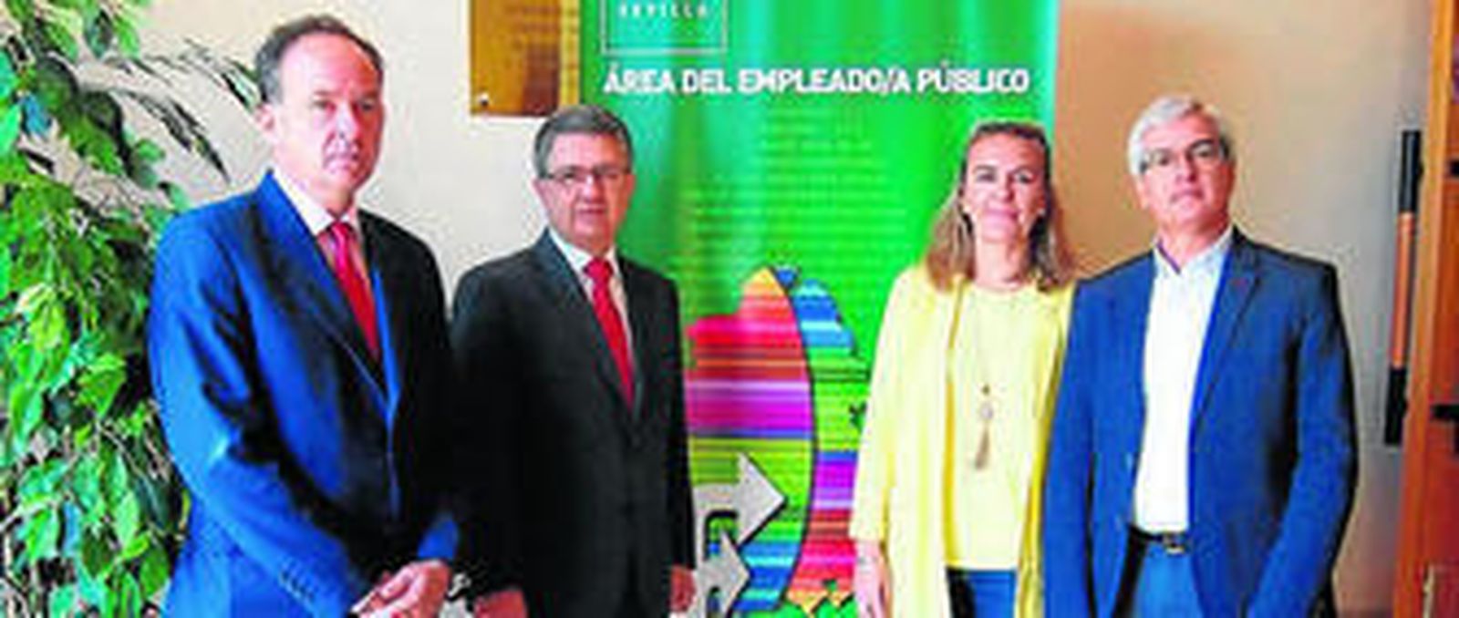 1. Arriba, el diputado del Área del Empleado Público, Mario Martínez, el segundo por la izquierda. 1. Carmen Rodríguez Quirós, en plena ponencia.