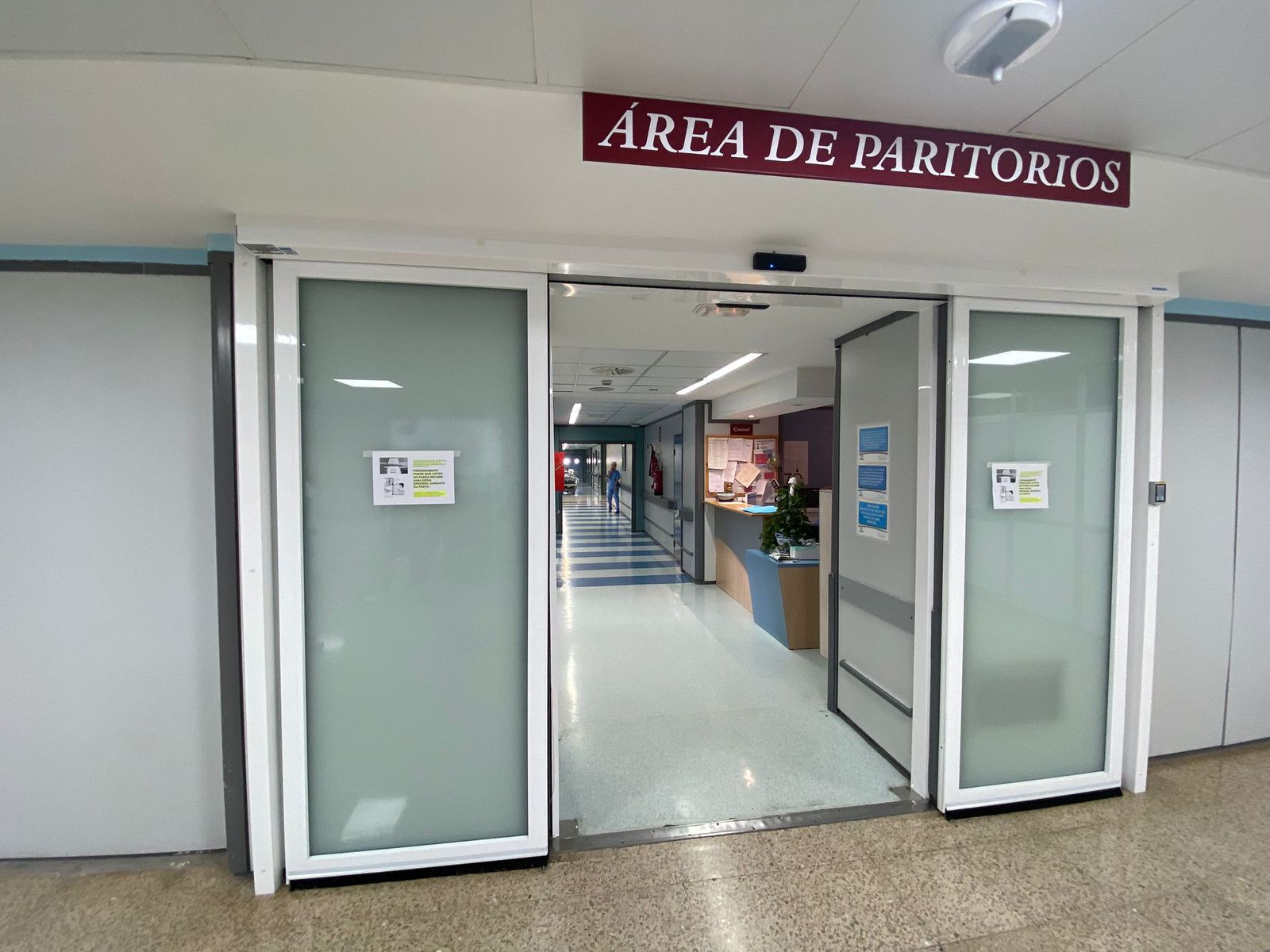 Carteles avisando del recorte de anstesistas a las puertas de los paritorios del Hospital de la Mujer.
