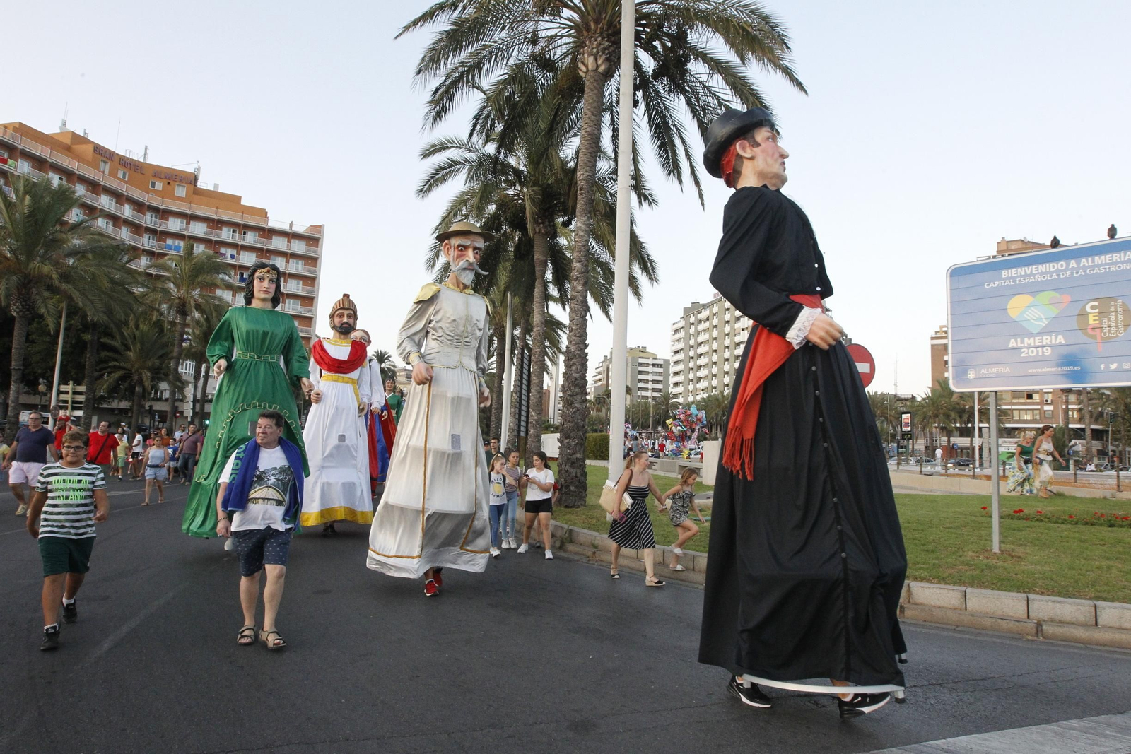 Fotogalería gigantes y cabezudos. Feria de Almería 2019