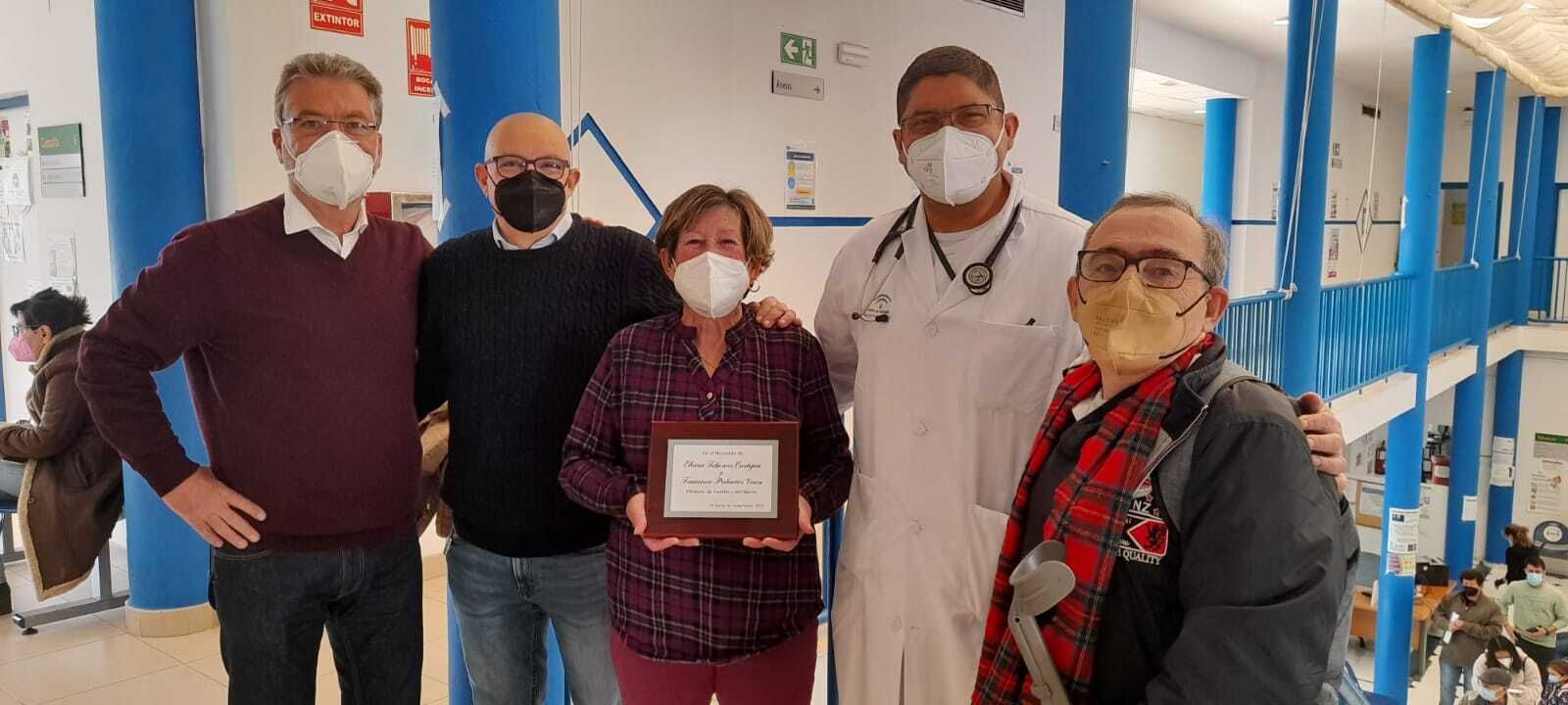 Milagros Muñoz, con la placa conmemorativa entregada a Pinillo Chico como homenaje a sus médicos.