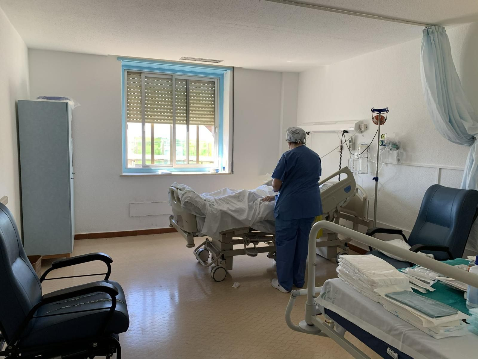 Una sanitaria con un paciente en la unidad poscovid del Regional. Una sanitaria con un paciente en la unidad poscovid del Regional.