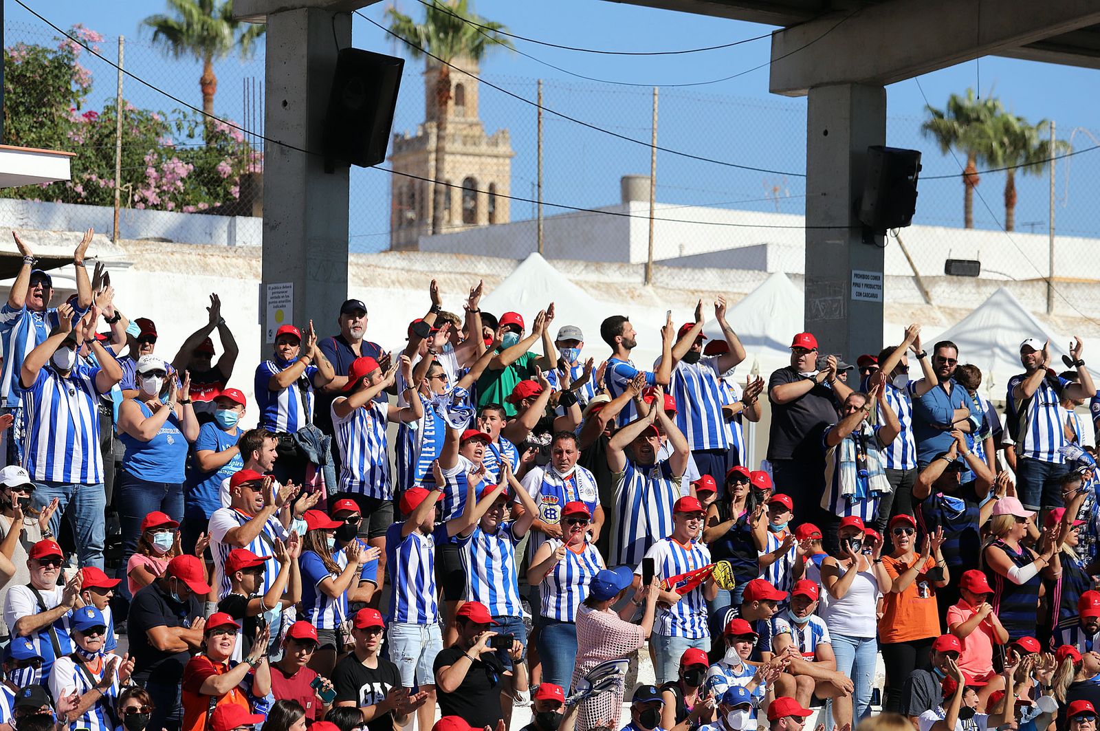 Imágenes de la afición más fiel del Recre en su visita al campo del Antoniano
