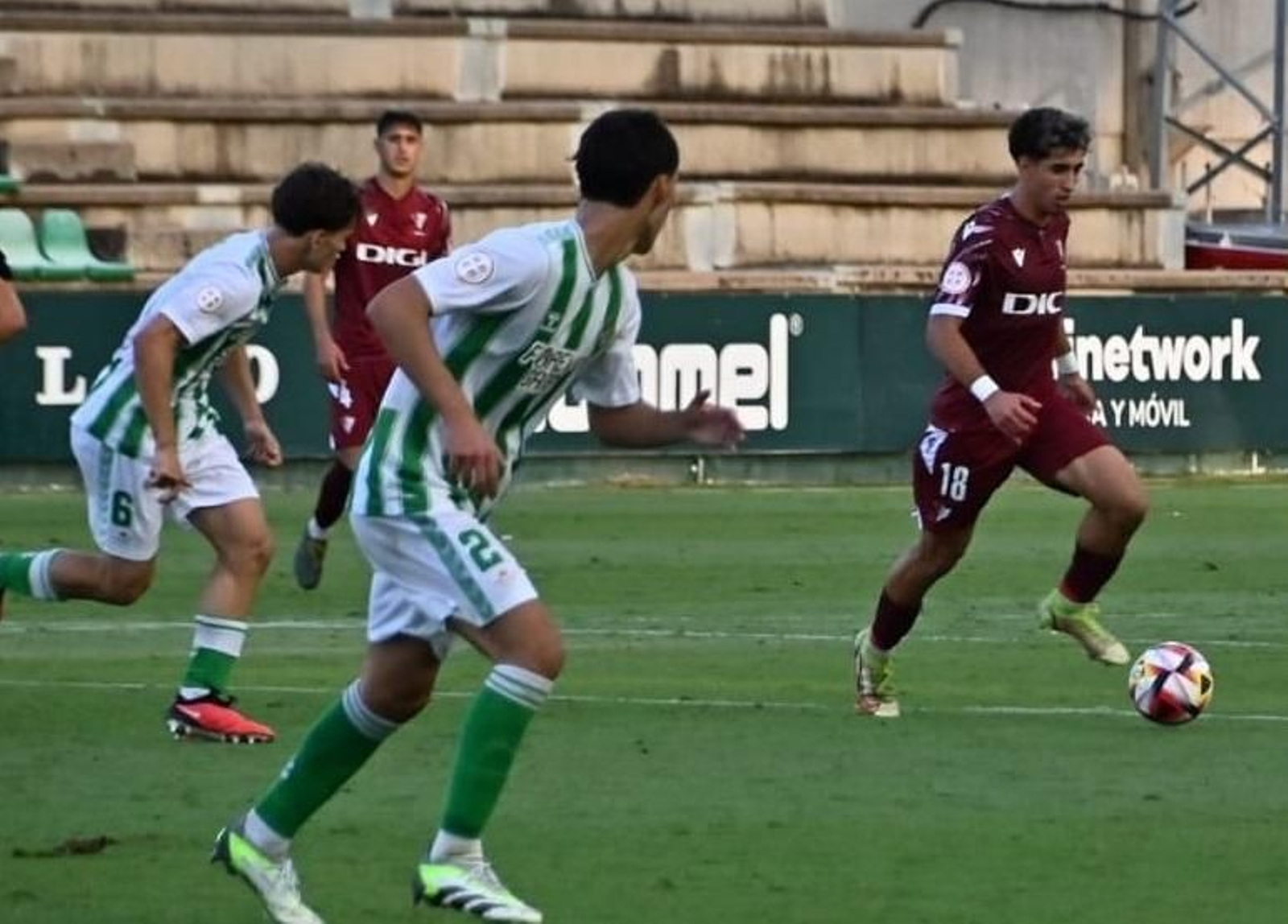 El cadista Franco avanza en presencia de los béticos Mateo y Bustos.