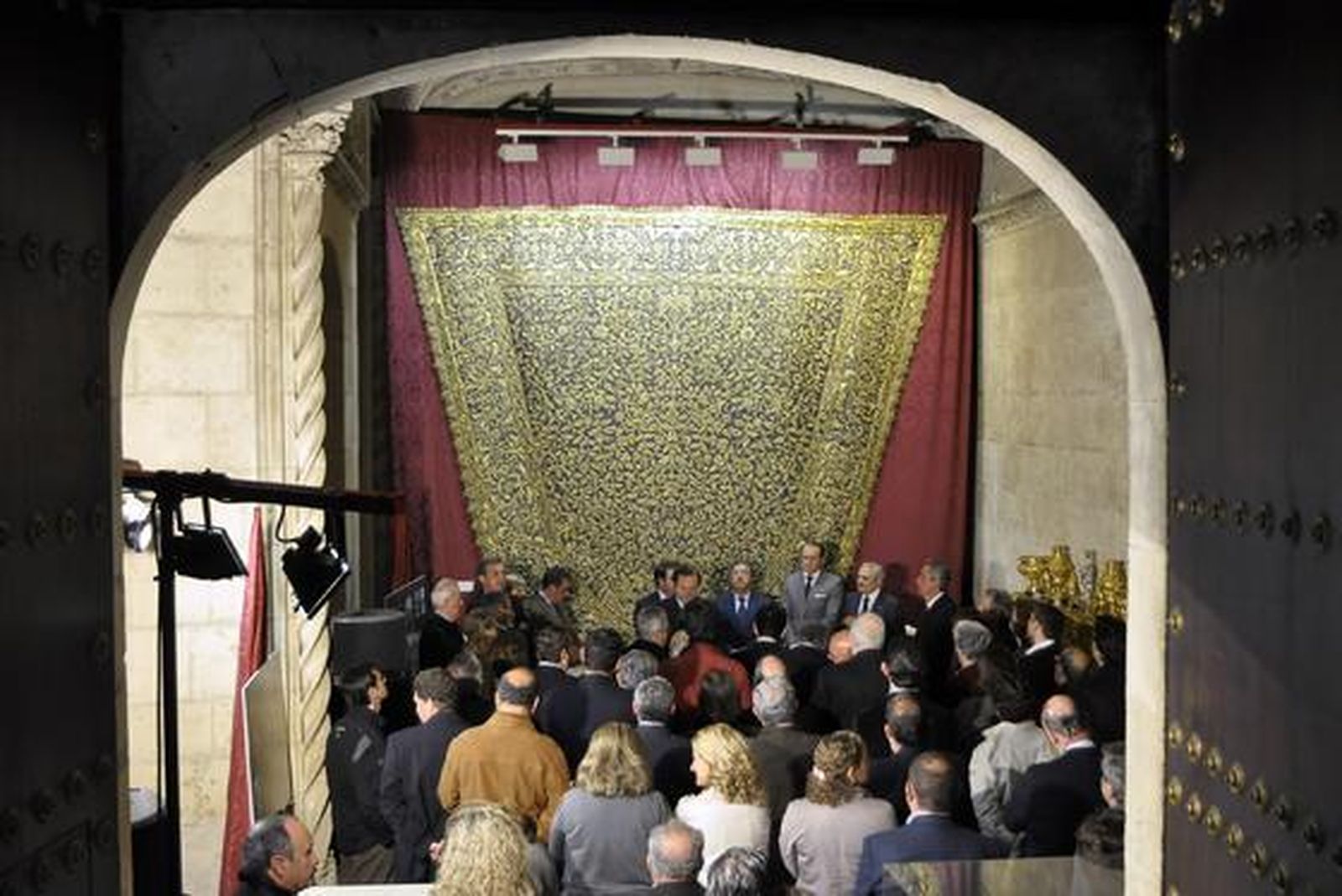 Restauración del manto de la Virgen de Loreto de San Isidoro