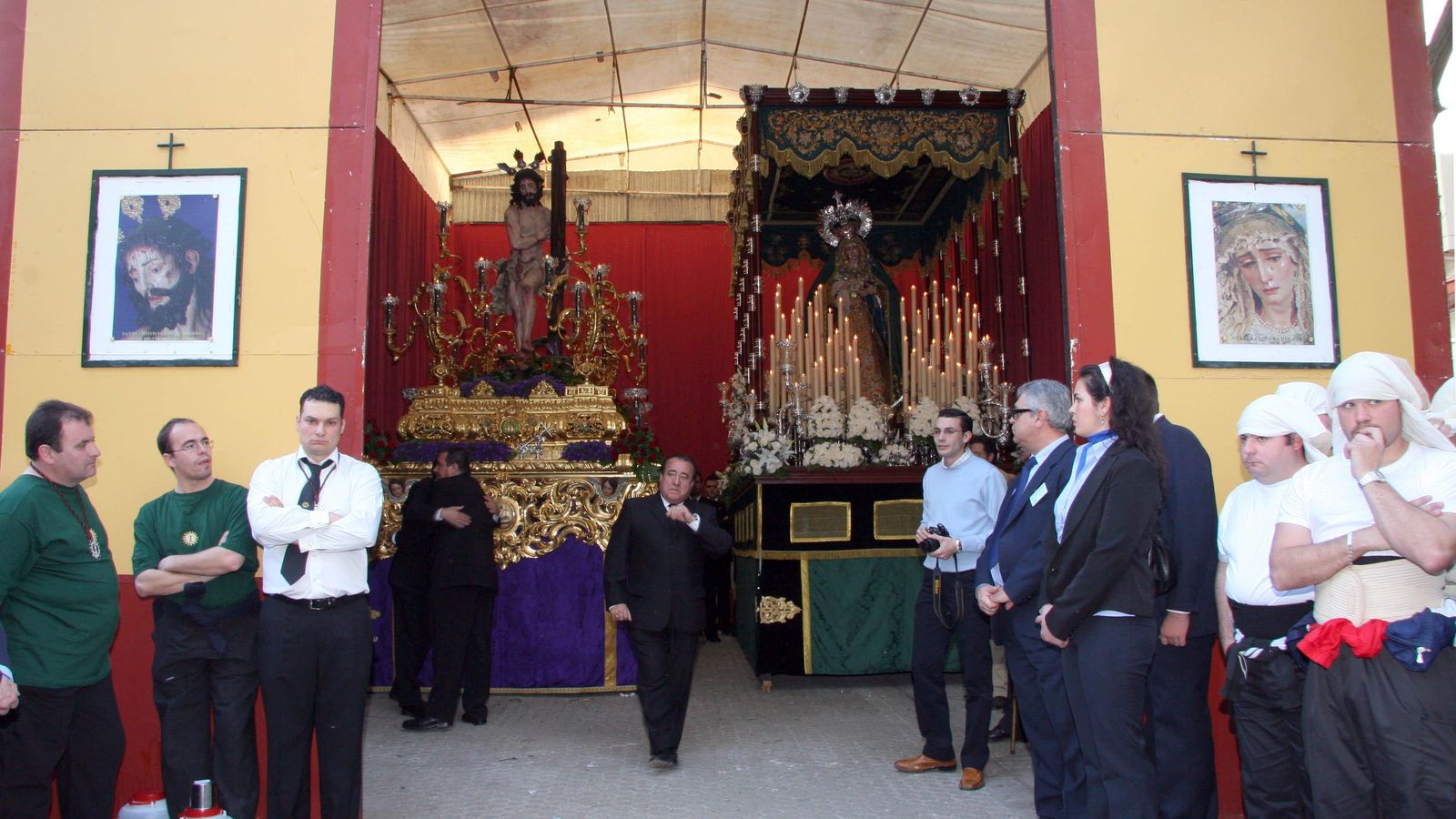 Los pasos de la Hermandad del Sol preparados para procesionar desde la Iglesia de San Diego de Alcalá.