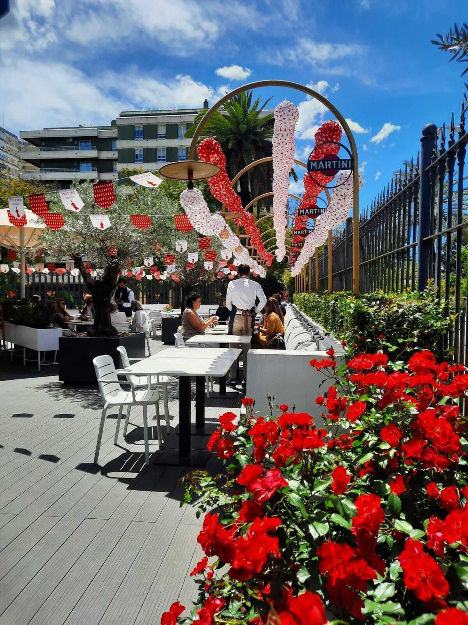 El Hontoria Garden Bar, decorado con farolillos.