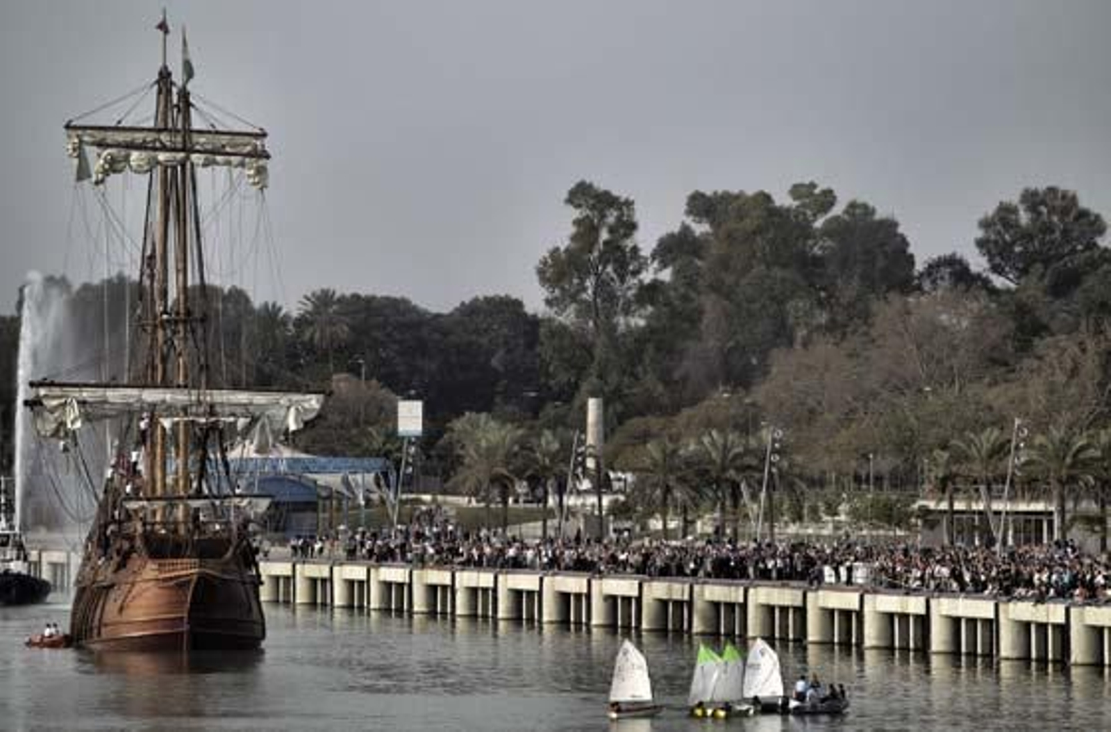 El galeón Andalucía zarpó rumbo a la Exposición Universal de Shangai.

Foto: Antonio Pizarro