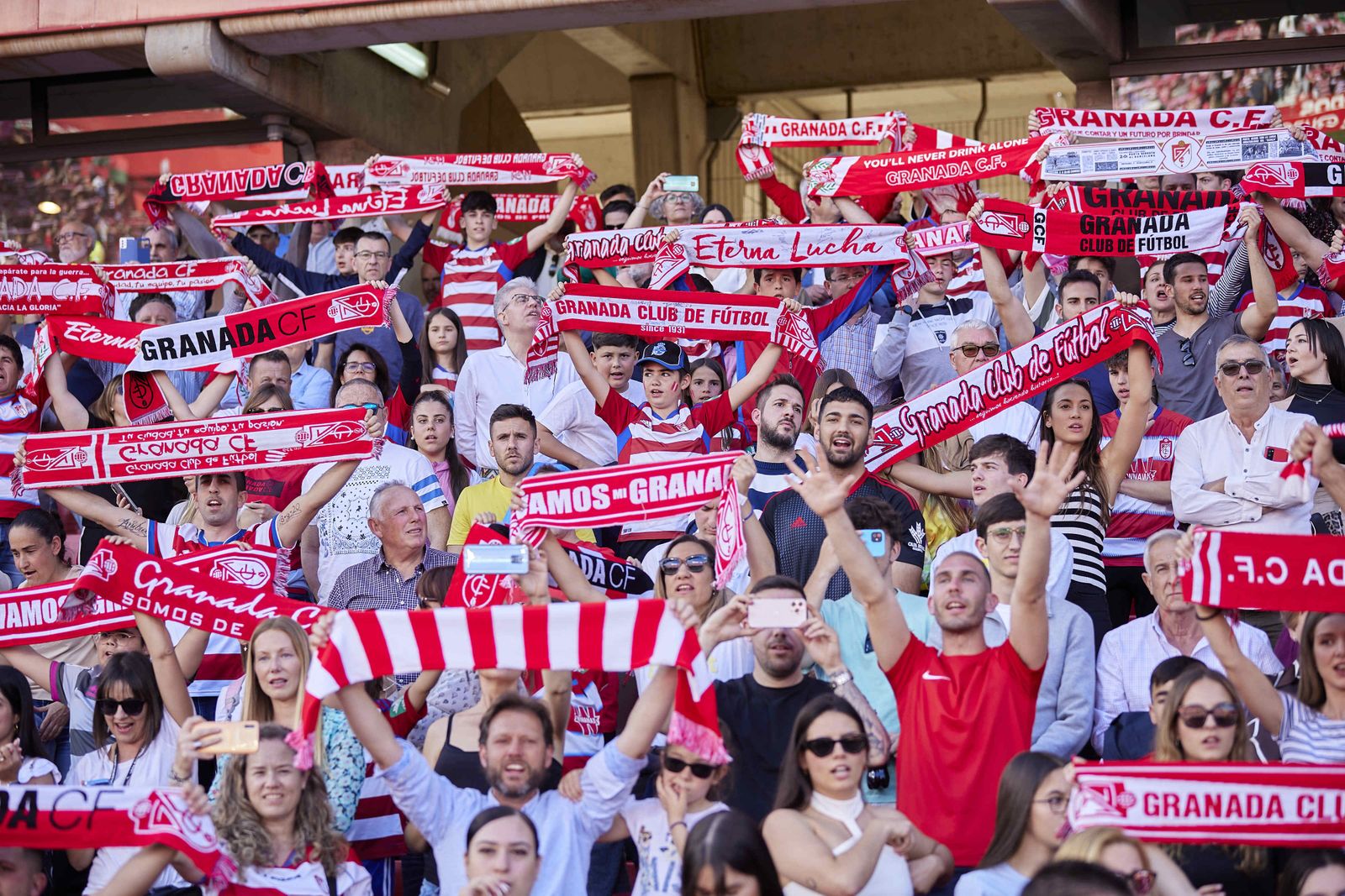 La afición del Granada lleva disfrutando de su equipo entre Primera y Segunda quince años.