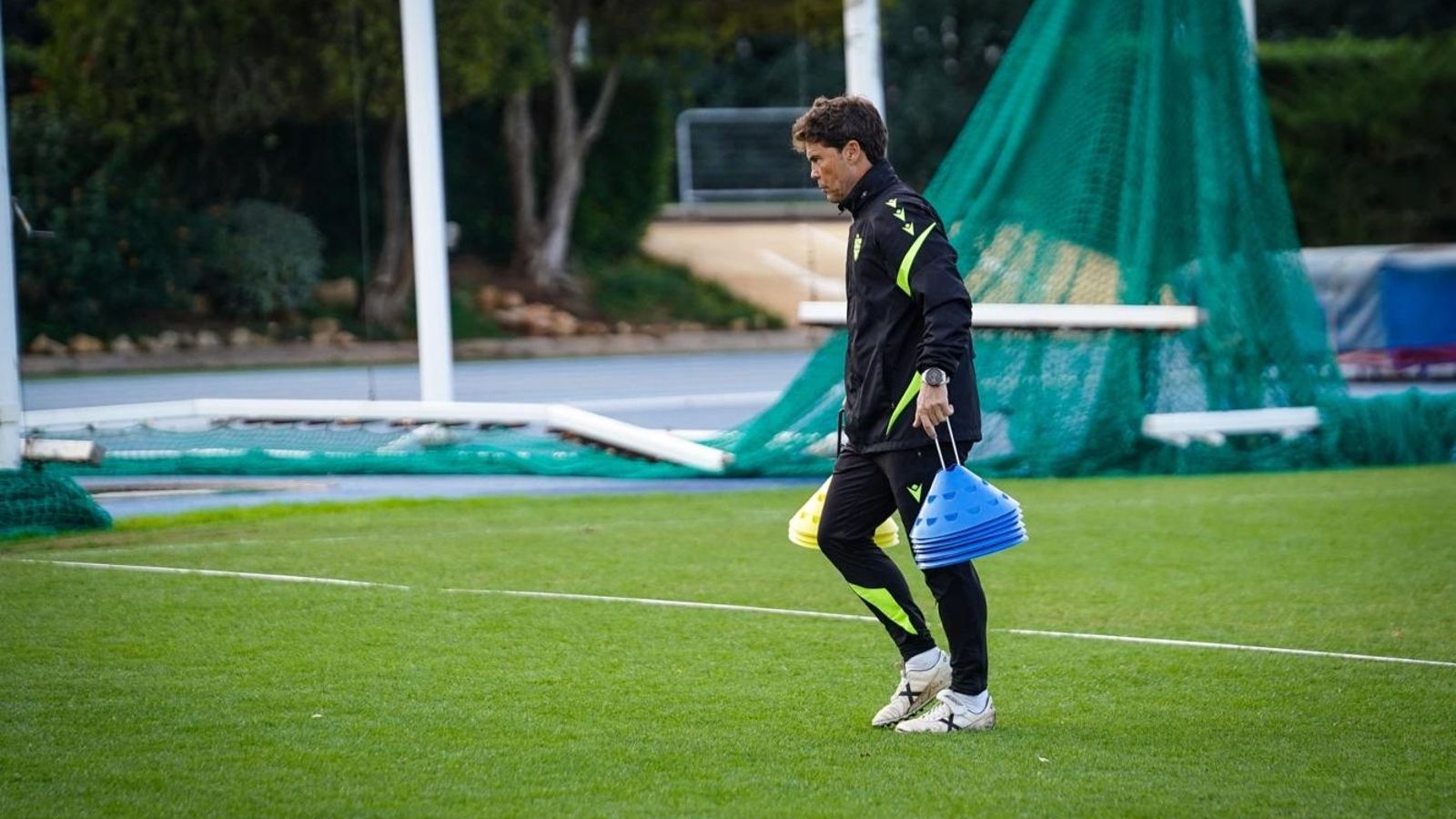 El técnico rojiblanco retira los materiales de trabajo en la sesión del pasado miércoles.