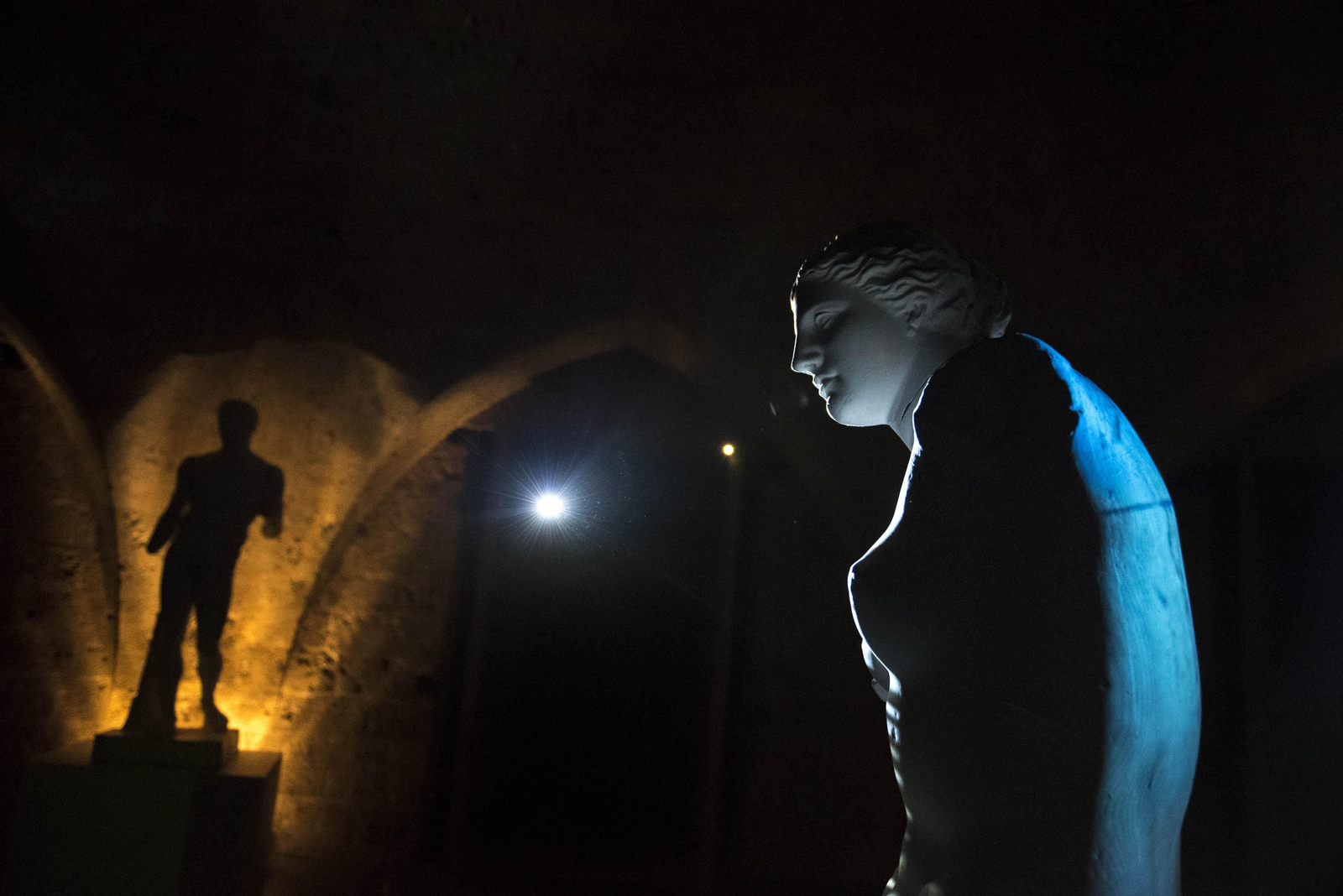 Juanan Requena ha elaborado una obra 'site-specific' con esculturas de la Escuela de Artes y Oficios de Granada.