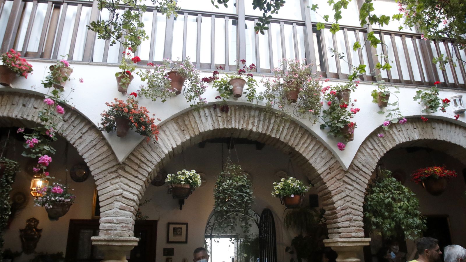 Galería y balconada con columnas renacentistas del patio San Basilio, 17.