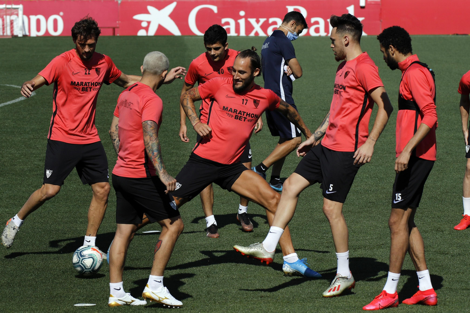 Varios jugadores ejecutan un rondo en la sesión de este viernes en la ciudad deportiva.