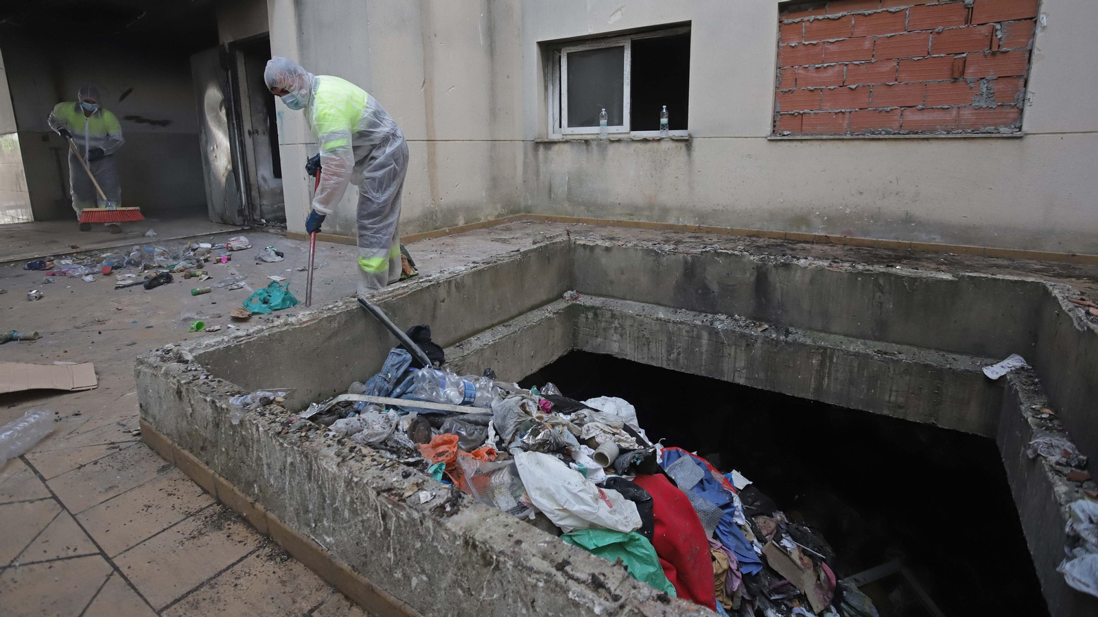 Fotos de las tareas de limpieza del edificio okupa en El Secano
