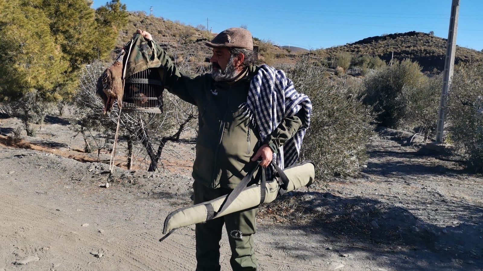 José Francisco Miralles, 'Olivicas', junto a su pájaro Rabanizas 2 tras una jornada de caza