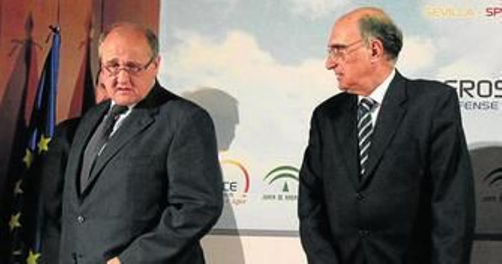 El director general de Alestis, Jesús García Argüelles, junto a Julián García Vargas, presidente de Tedae, ayer en Aerópolis (Sevilla).