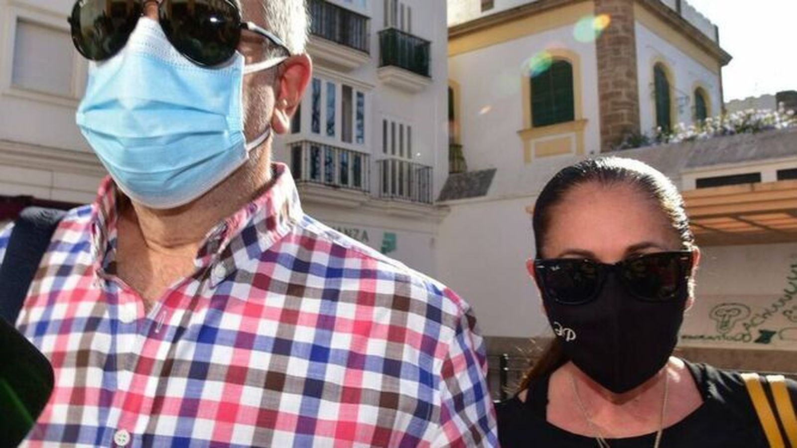 Isabel Pantoja y su hermano Agustín a la llegada a los juzgados de Chiclana de la Frontera.
