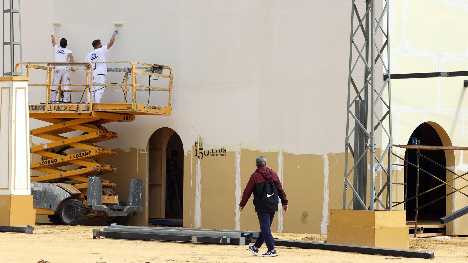 Trabajadores en el montaje de la Feria del Caballo.