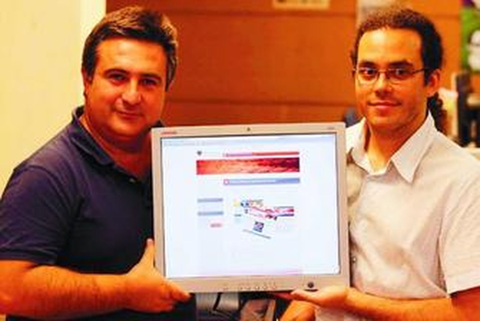 José Luis Bernier y Mario Barchéin muestran la web de su oficina: 'ofiweb.ugr.es'.
