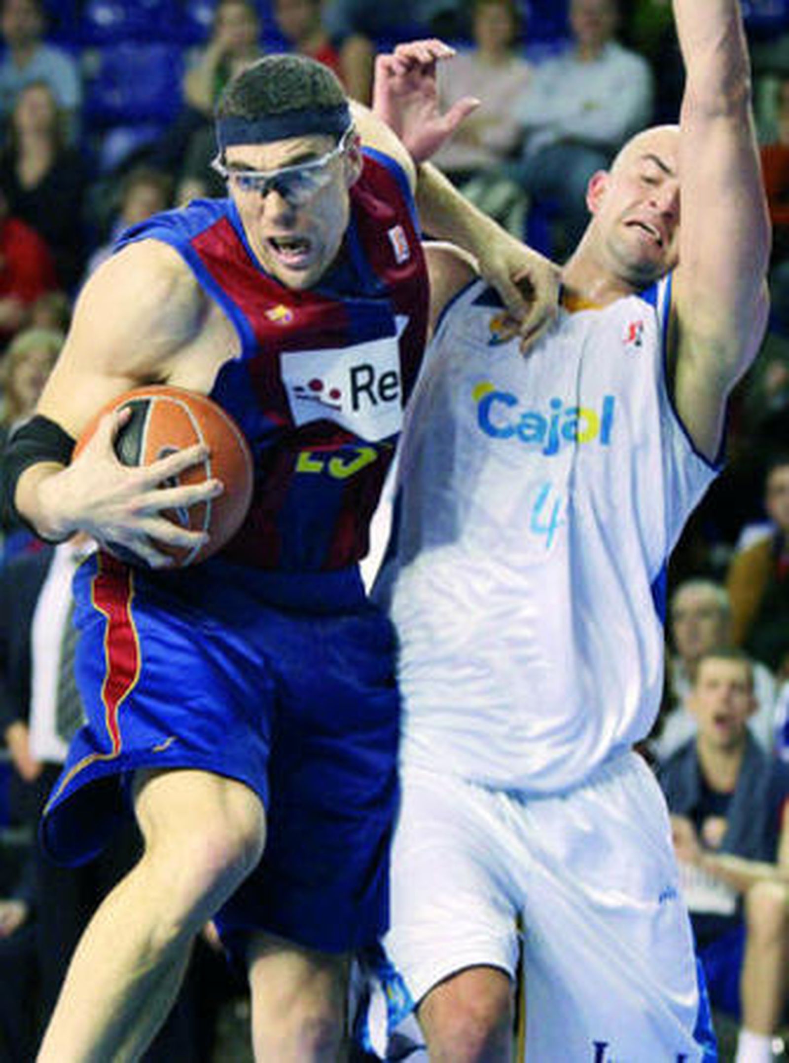 Daniel Santiago se quita de encima con el brazo izquierdo al cajista Xavi Rey.