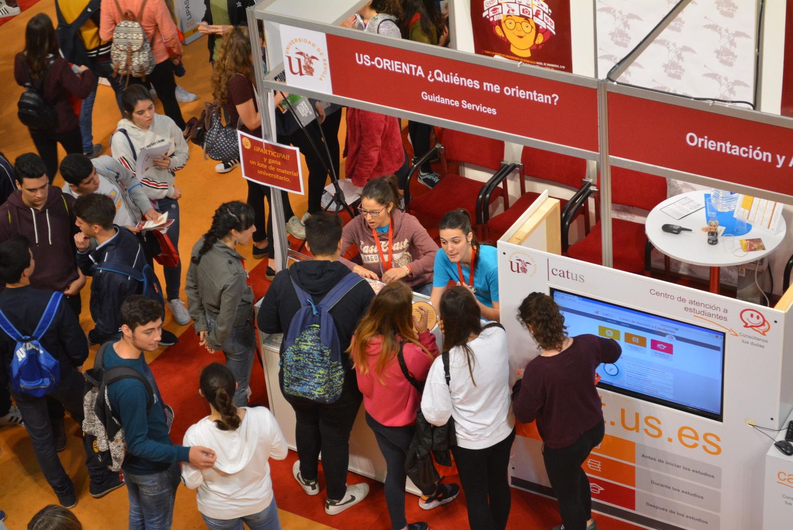 Alumnos se informan en los expositores, en una edición pasada.