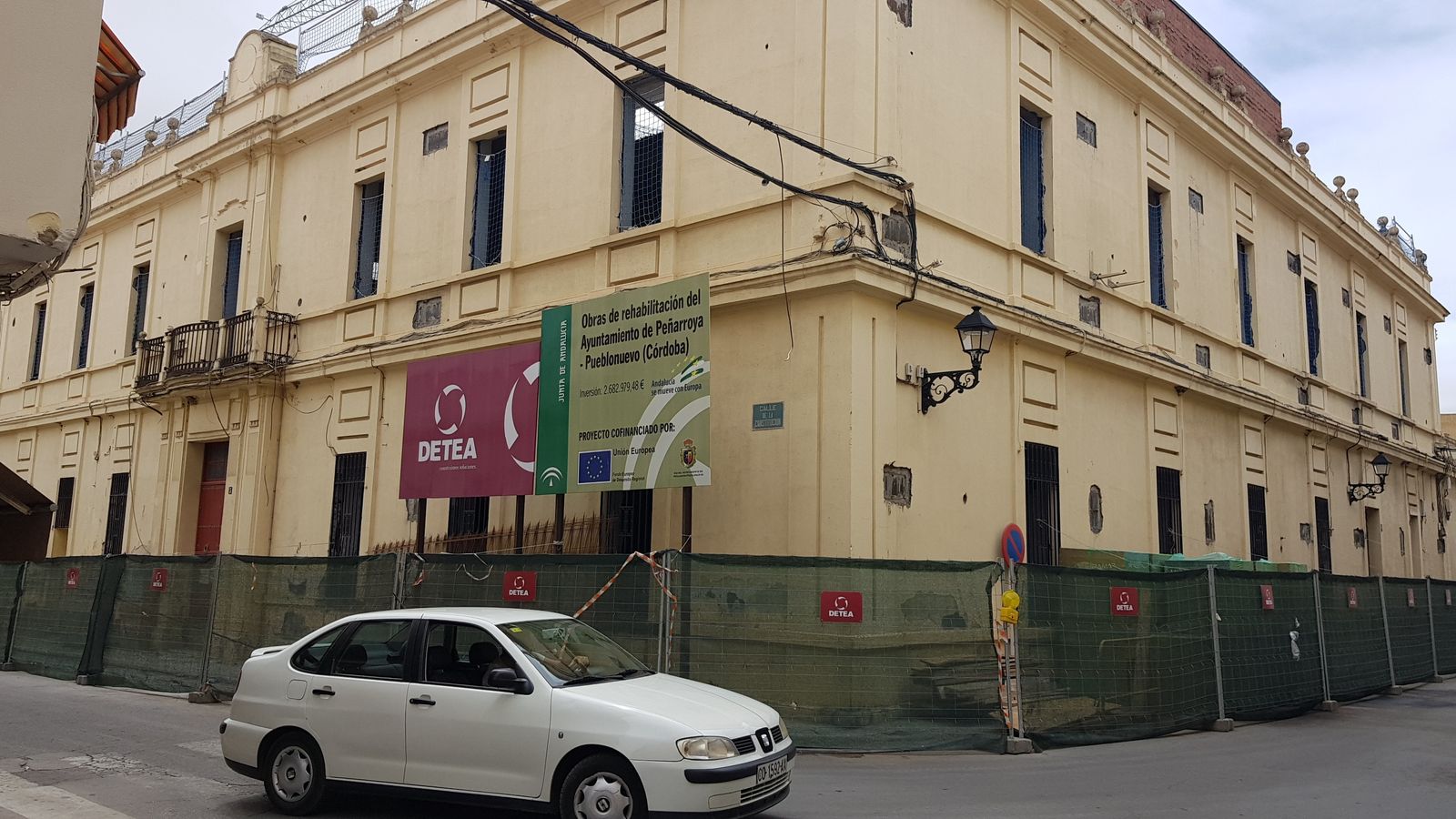 Fachada del Ayuntamiento de Peñarroya, que se encuentra en obras.