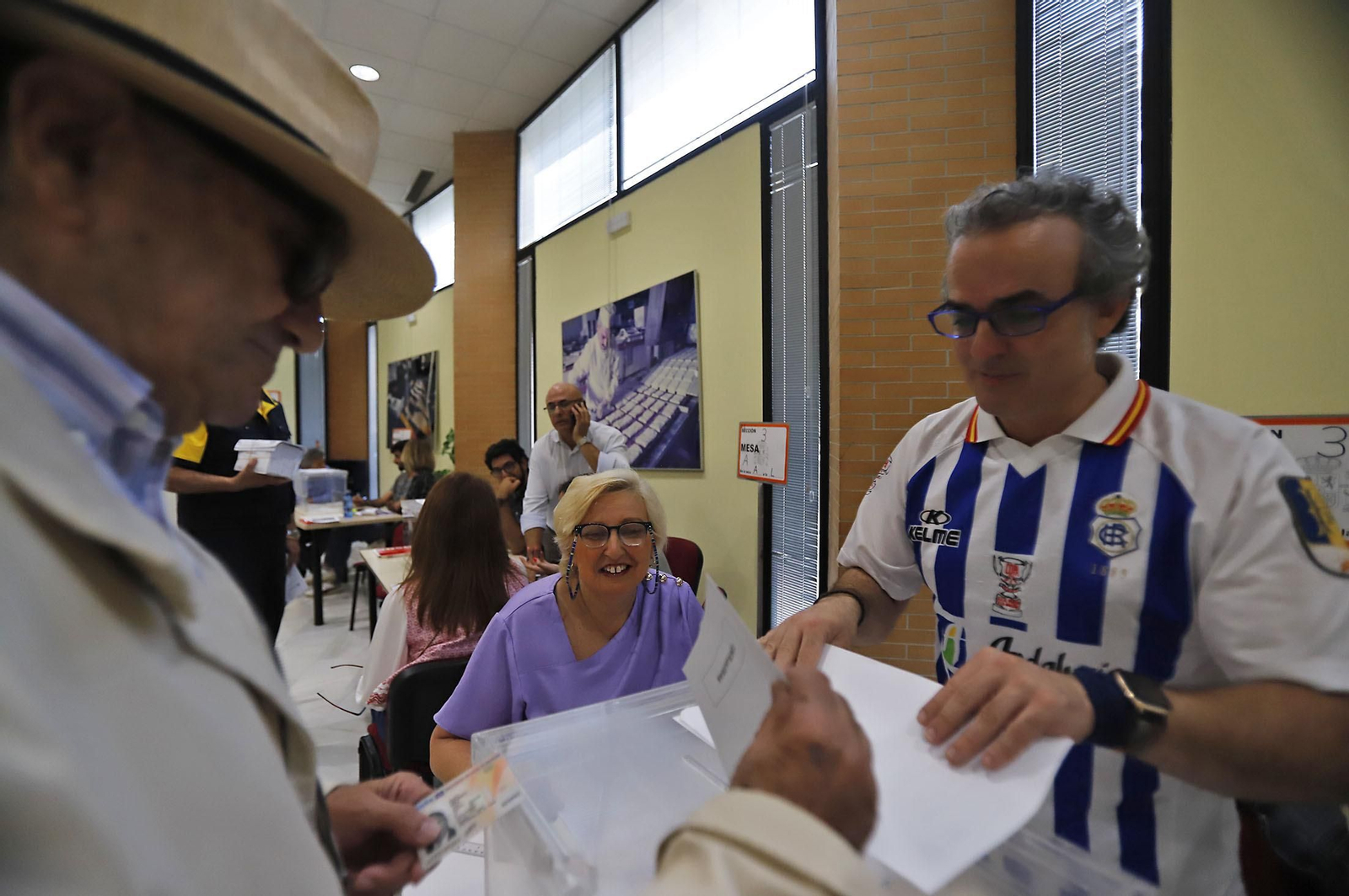 Elecciones 2023: Imágenes del inicio de la jornada electoral en Huelva