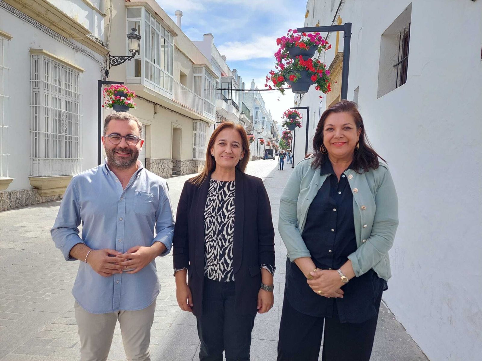 La primera teniente de alcalde y número 2 de la candidatura del PSOE, Ana González, junto a los miembros de la lista Fede Díaz y Mila Bulpe.