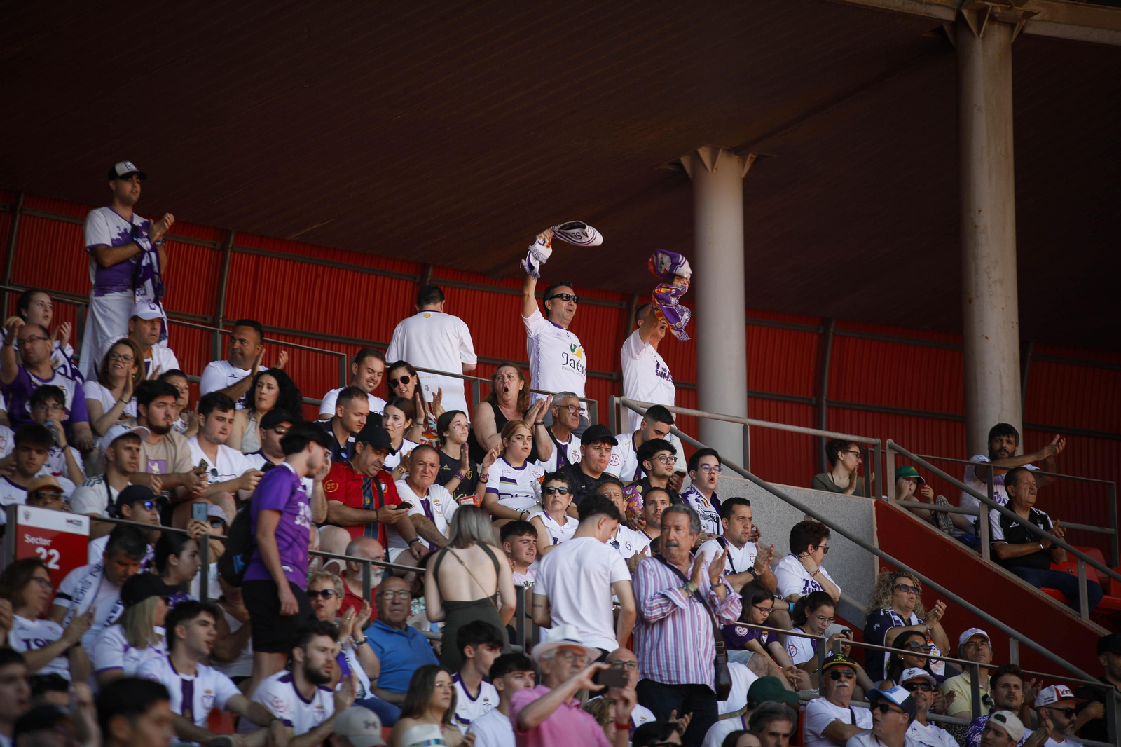 La afición lagarta tiñe de blanco y morado el Power Horse Stadium, en imágenes La afición lagarta tiñe de blanco y morado el Power Horse Stadium, en imágenes