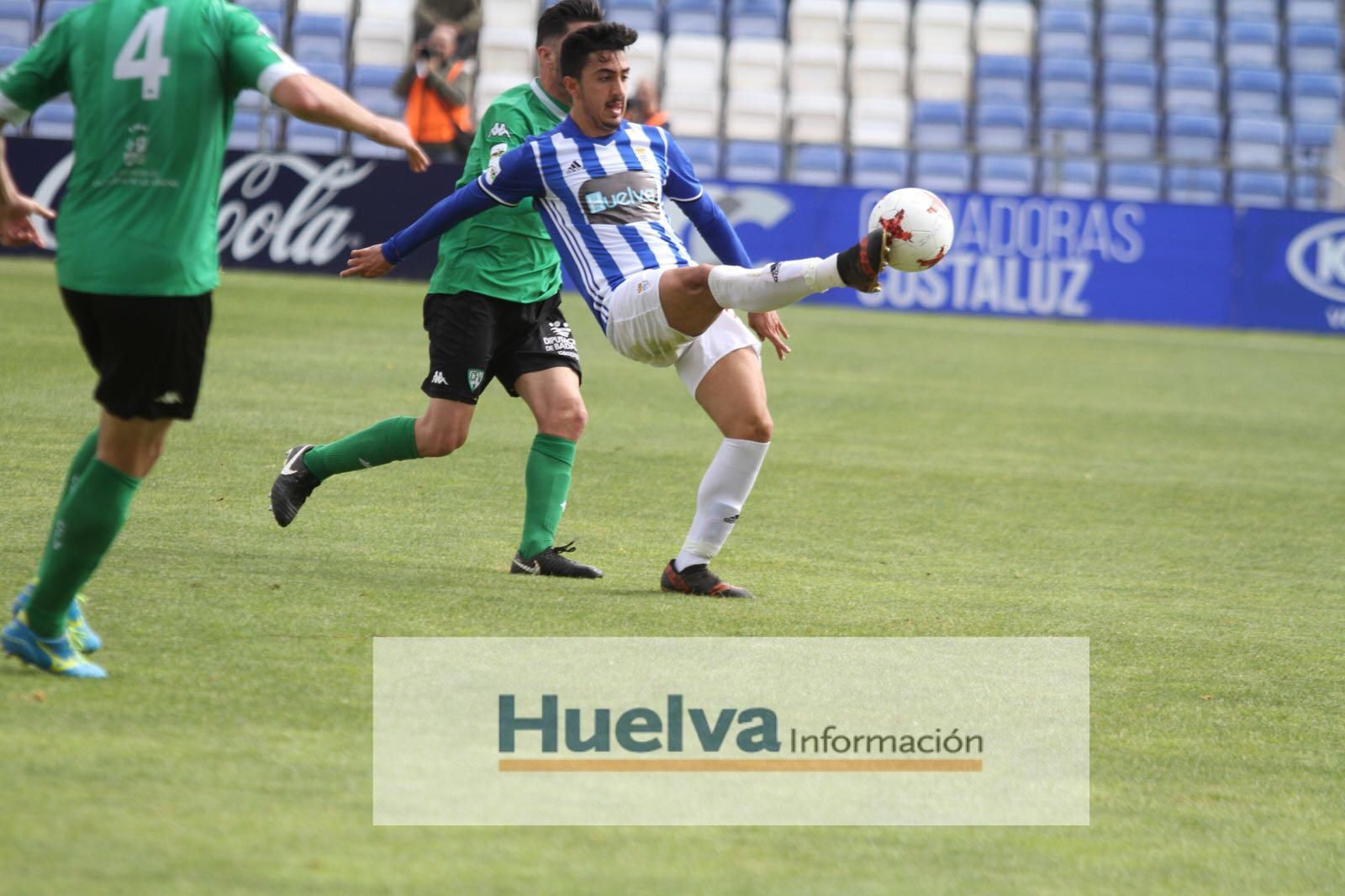 Toni Robaina da un pase en la primera parte del encuentro