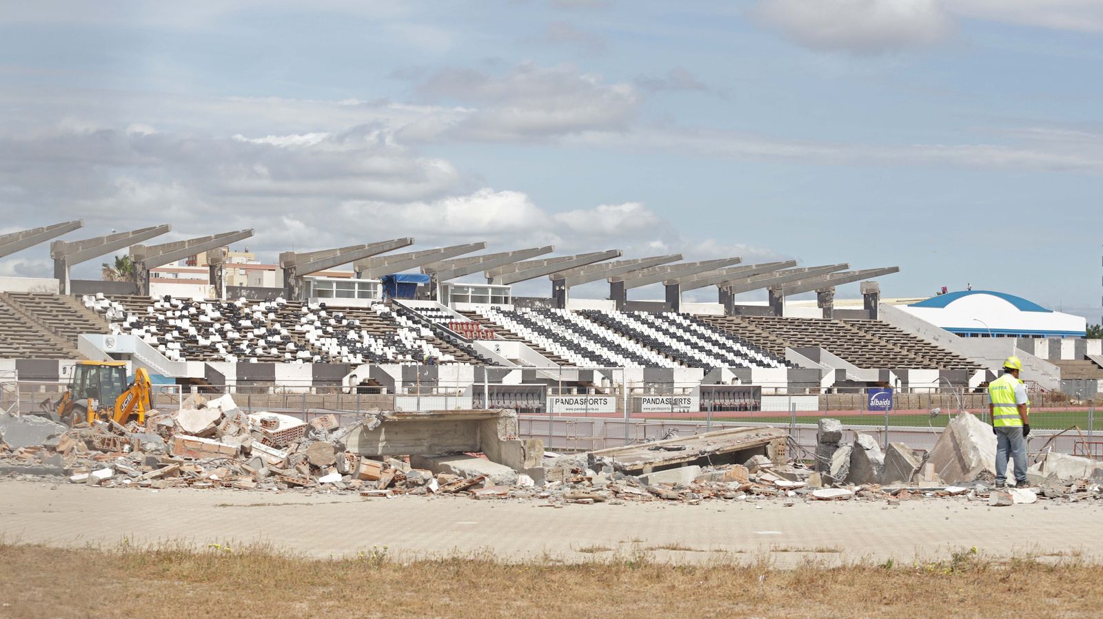 Fotos de la visita de Juanma Moreno al estadio municipal de La Línea