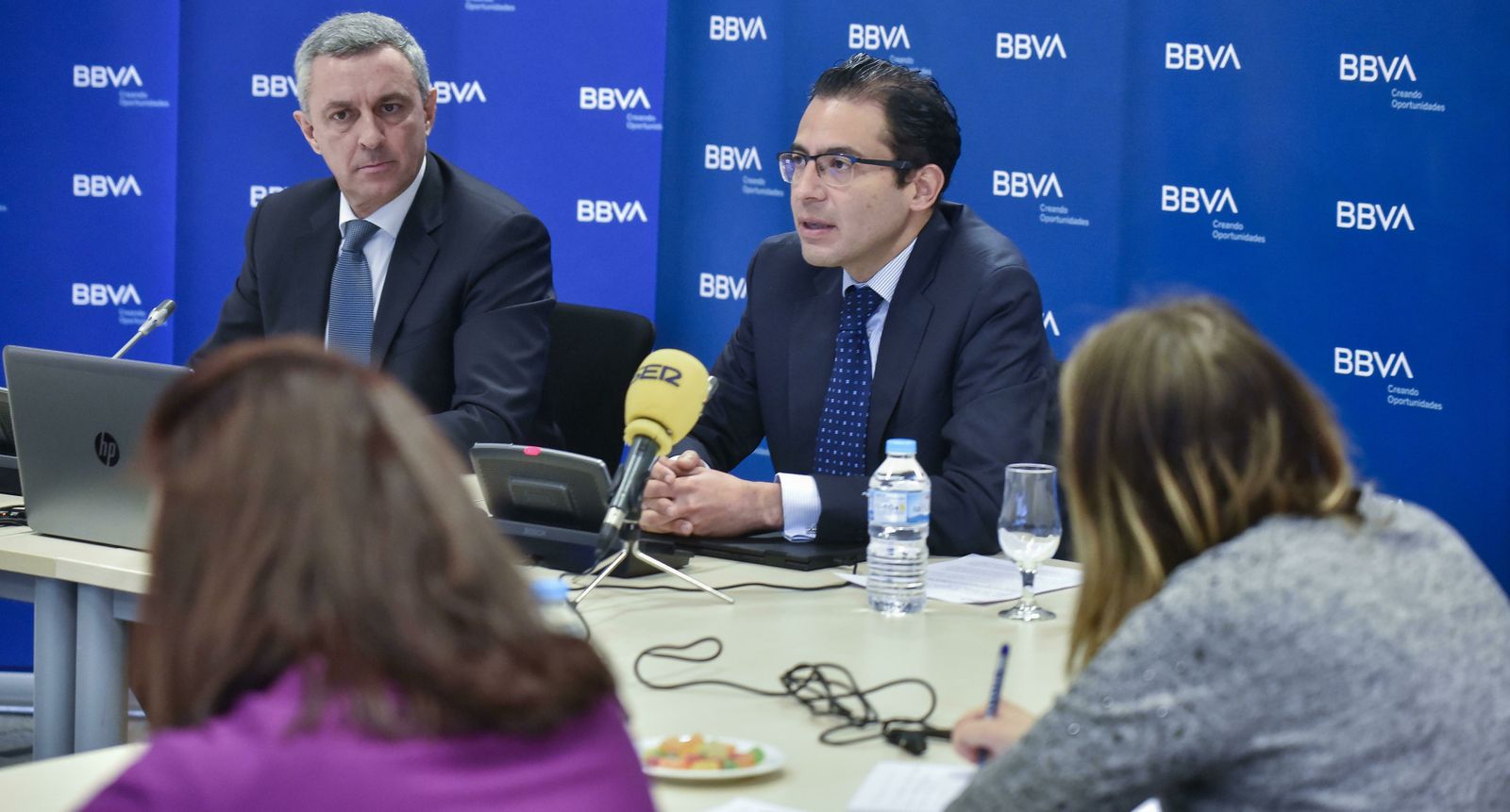 José Ballester, a la izquierda, conversa con Miguel Cardoso en la sede territorial de BBVA en Sevilla durante la presentación del estudio.