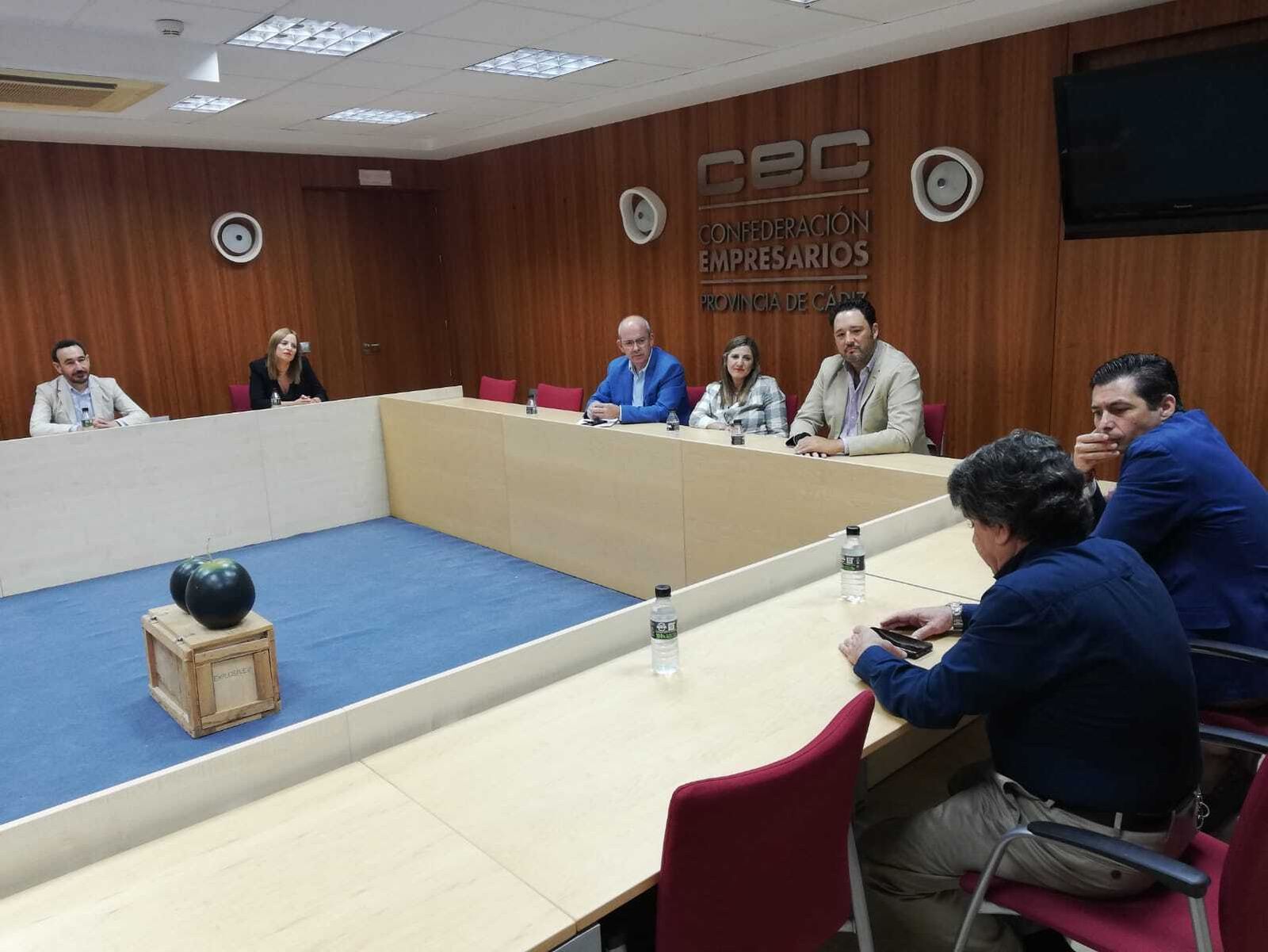 La candidatura socialista presenta sus propuestas a la patronal de Cádiz.