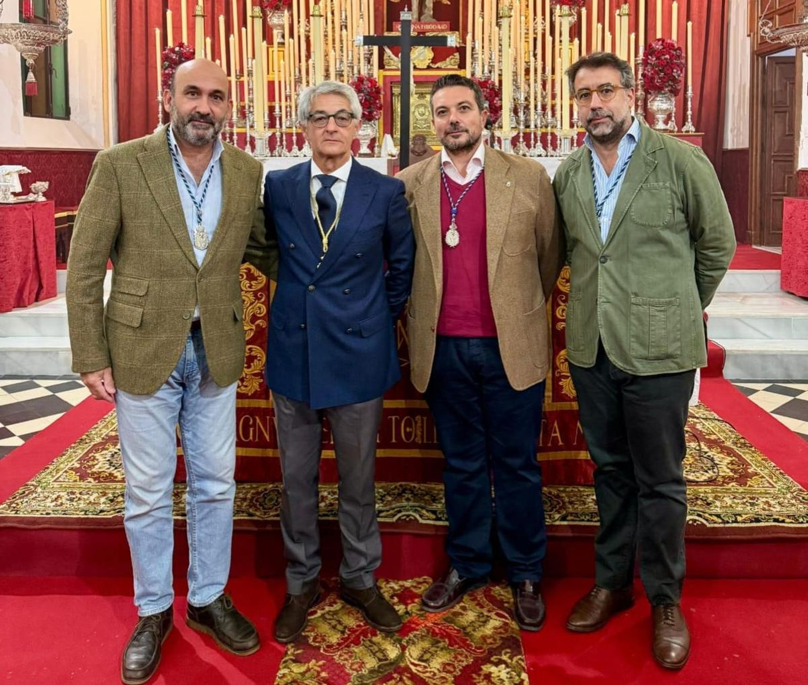El hermano mayor de la Borriquita con los capataces de Cristo Rey y de la Estrella.