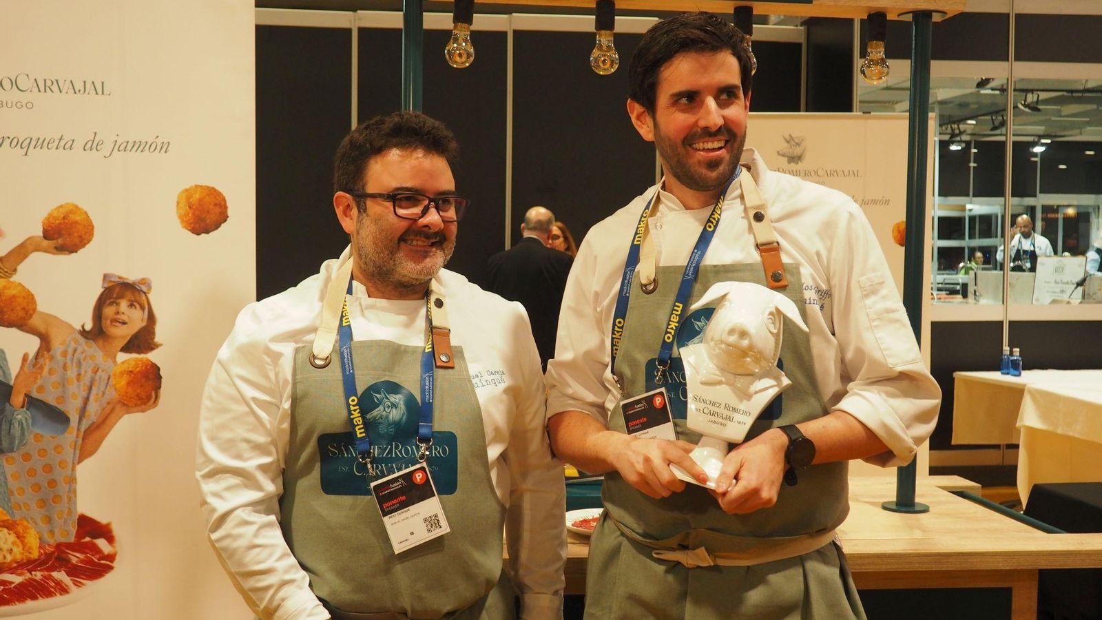 El chef Carlos Griffo con el galardón a la mejor croqueta