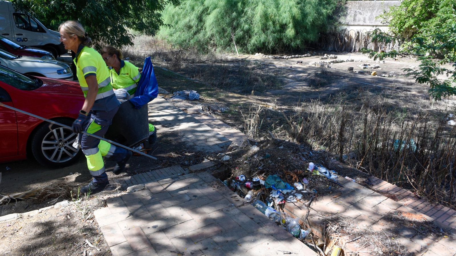Operarias de Lipasam trabajando en los alrededores de la Cartuja.