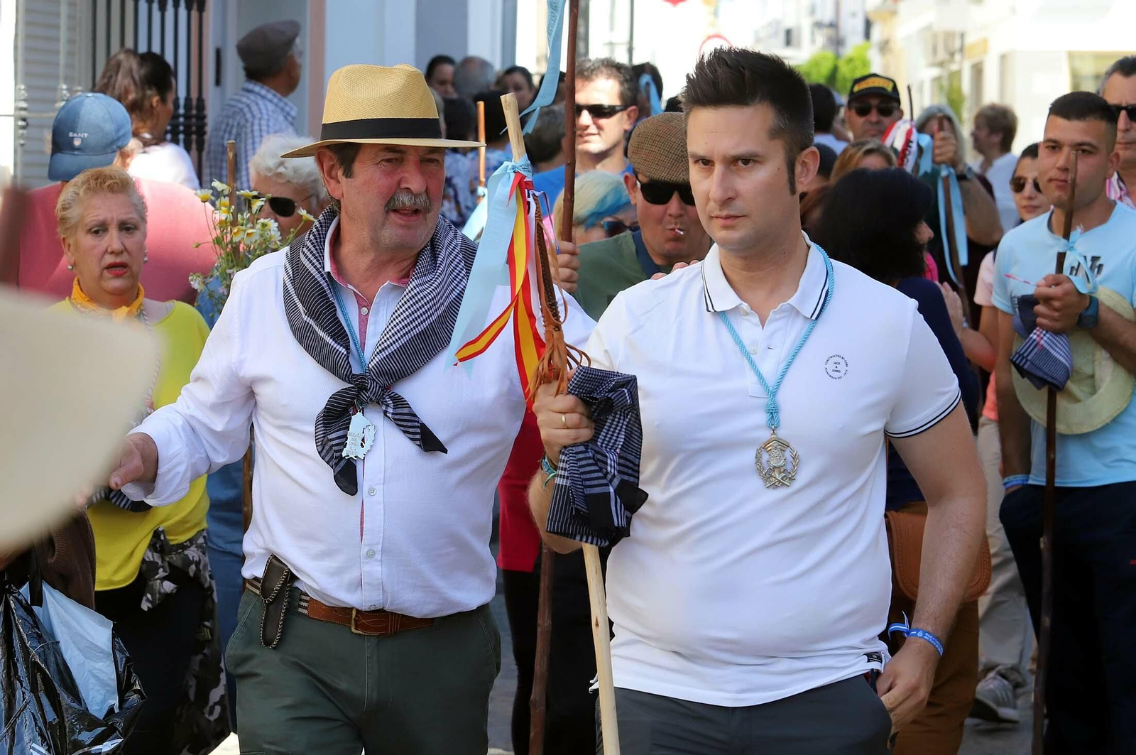 Imágenes de los presos de la cárcel de Huelva en su camino hacia El Rocío