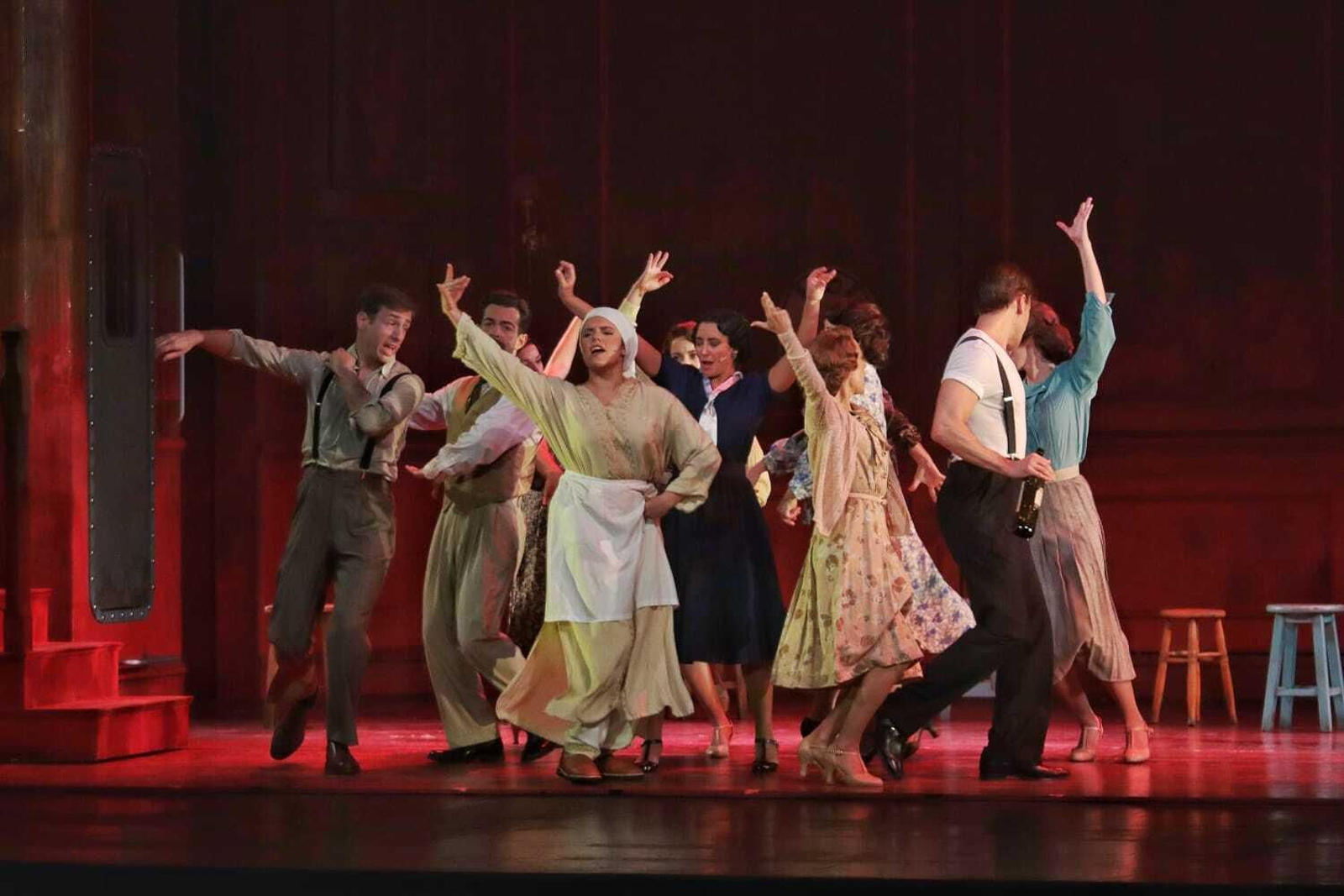El musical 'El tiempo entre costuras', en el Teatro Cervantes hasta 10 de septiembre, en imágenes