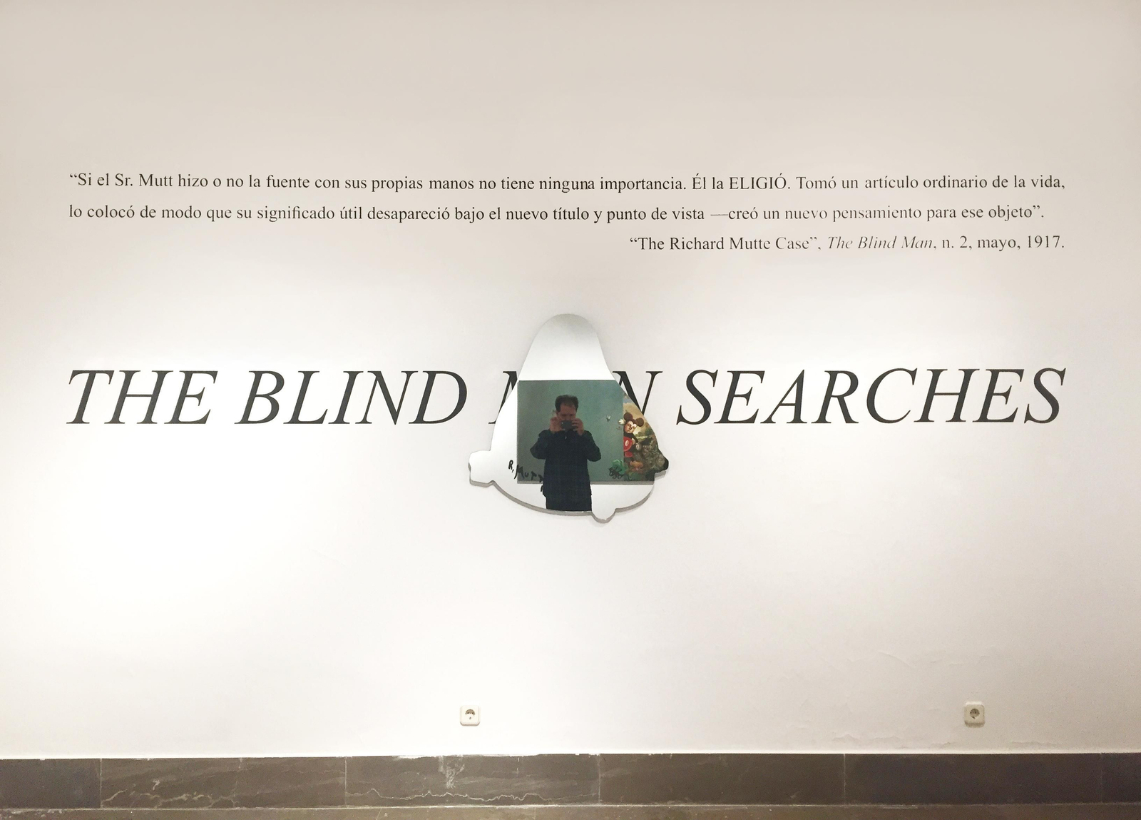 'The blind man searches', 2017. Silueta de espejo con texto en pintura de esmalte negra, textos en vinilo.