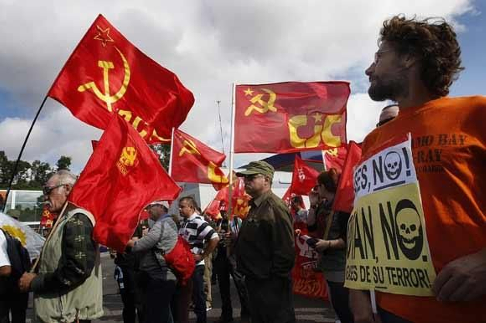 Una veintena de organizaciones participaron en esta protesta bajo el lema 'La guerra empieza aquí...Paremos la Otan'

Foto: Fito Carreto