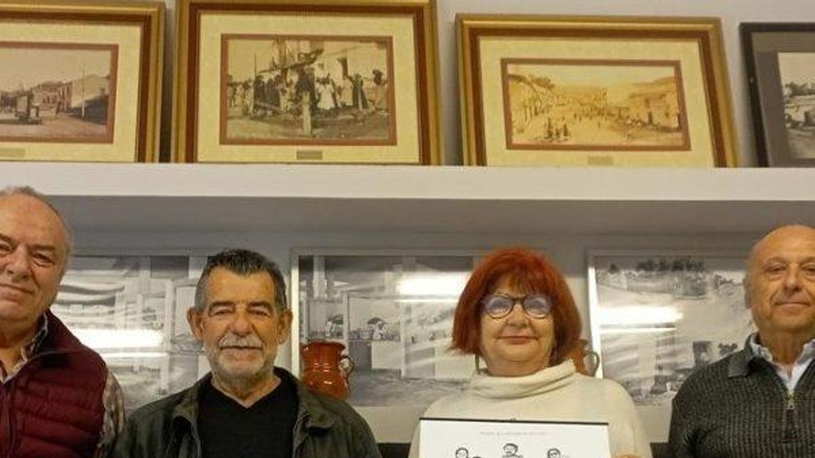 Lito González (iz), Miguel López Castro, María Luisa Balbín y Javier Ramírez, de la plataforma, con el calendario del IES Mediterráneo y el proyecto, en la Asociación de Vecinos del Palo.