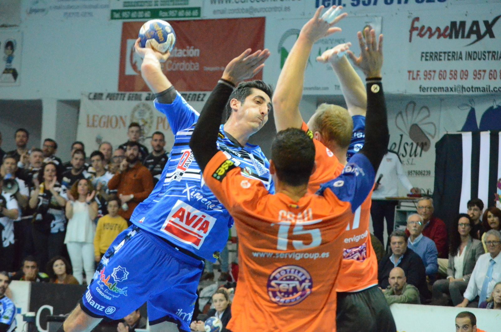 El montenegrino Rudovic lanza a portería desde nueve metros ante la defensa rival.