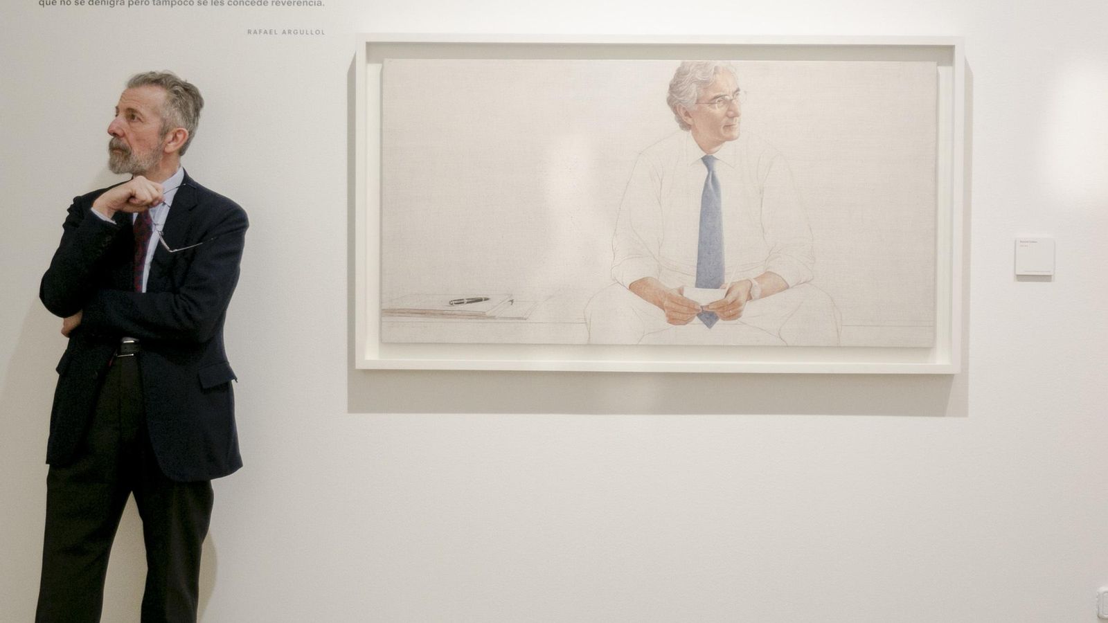 El artista gaditano, ante otra de sus obras presentes en la exposición.