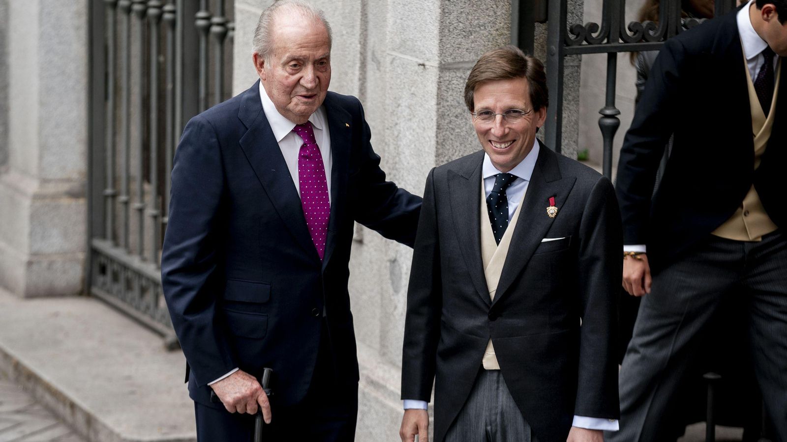 Don Juan Carlos saluda a Martínez-Almeida al llegar al templo