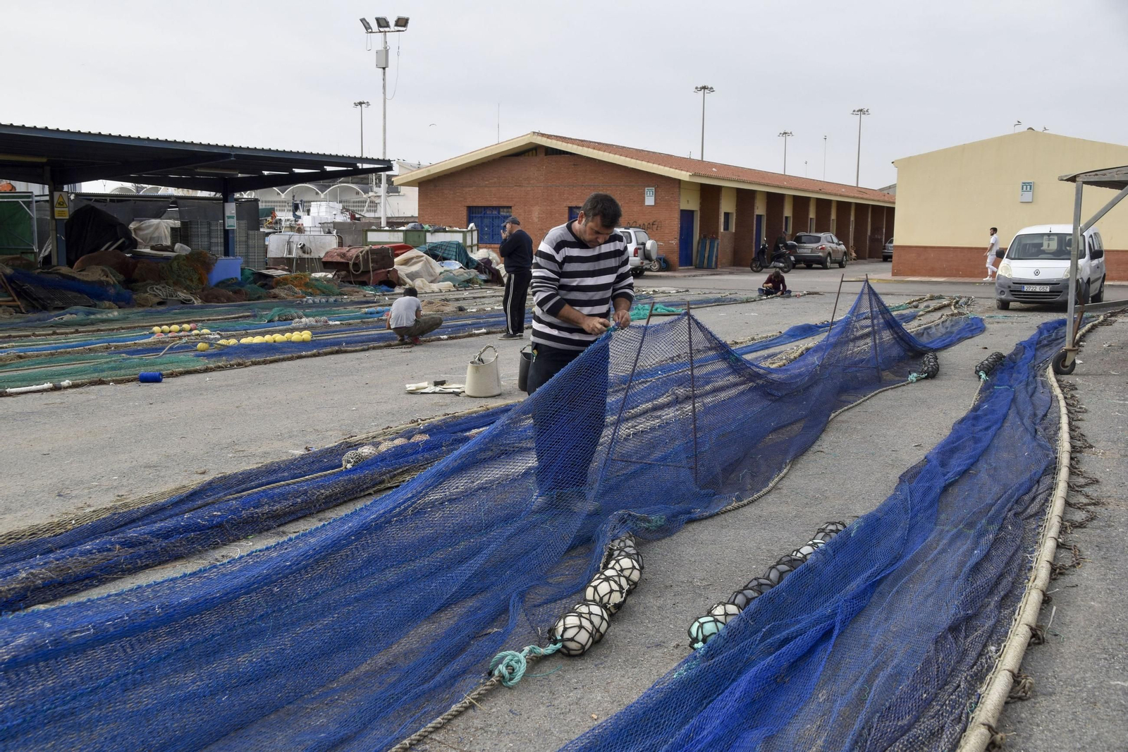 Trabajadores con redes de pesca en Vélez-Málaga