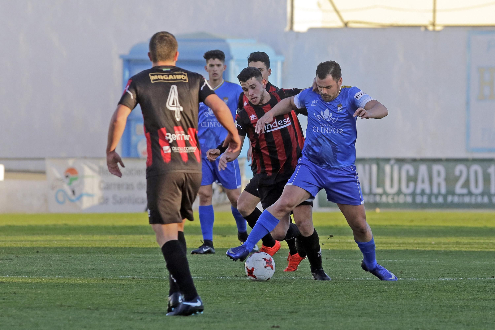 Vicente Vargas retira un balón que cayó al terreno de juego en un momento del partido.