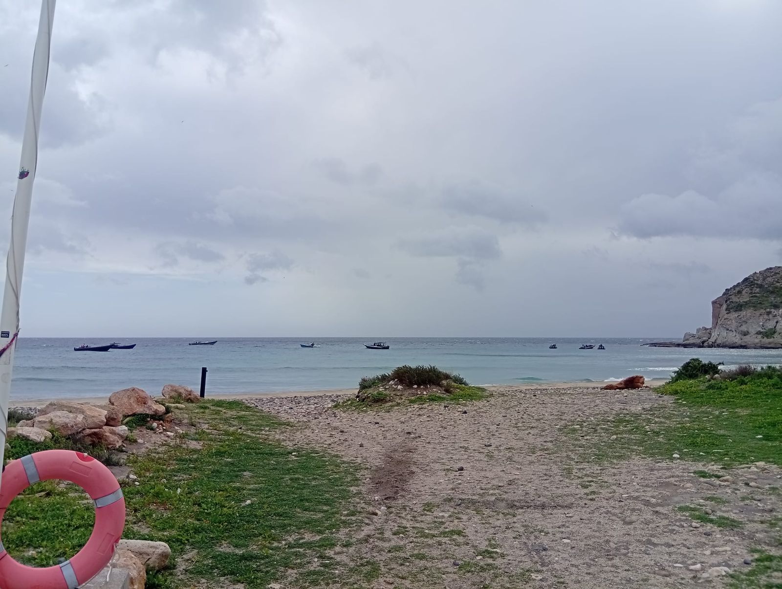 Lanchas fondeadas en la Cala del Plomo.