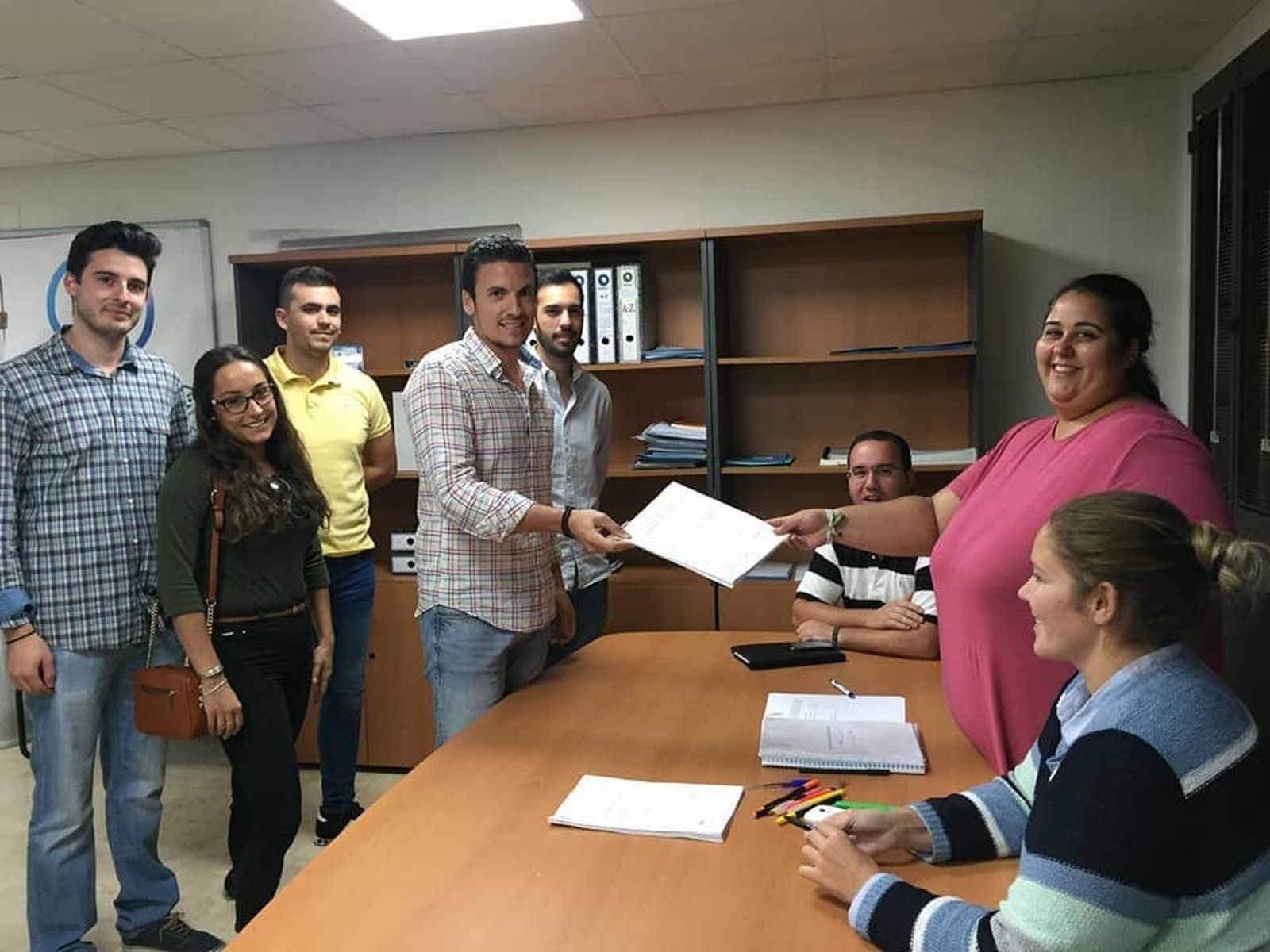 Imagen que colgó en las redes sociales Cano, durante la entrega de avales.