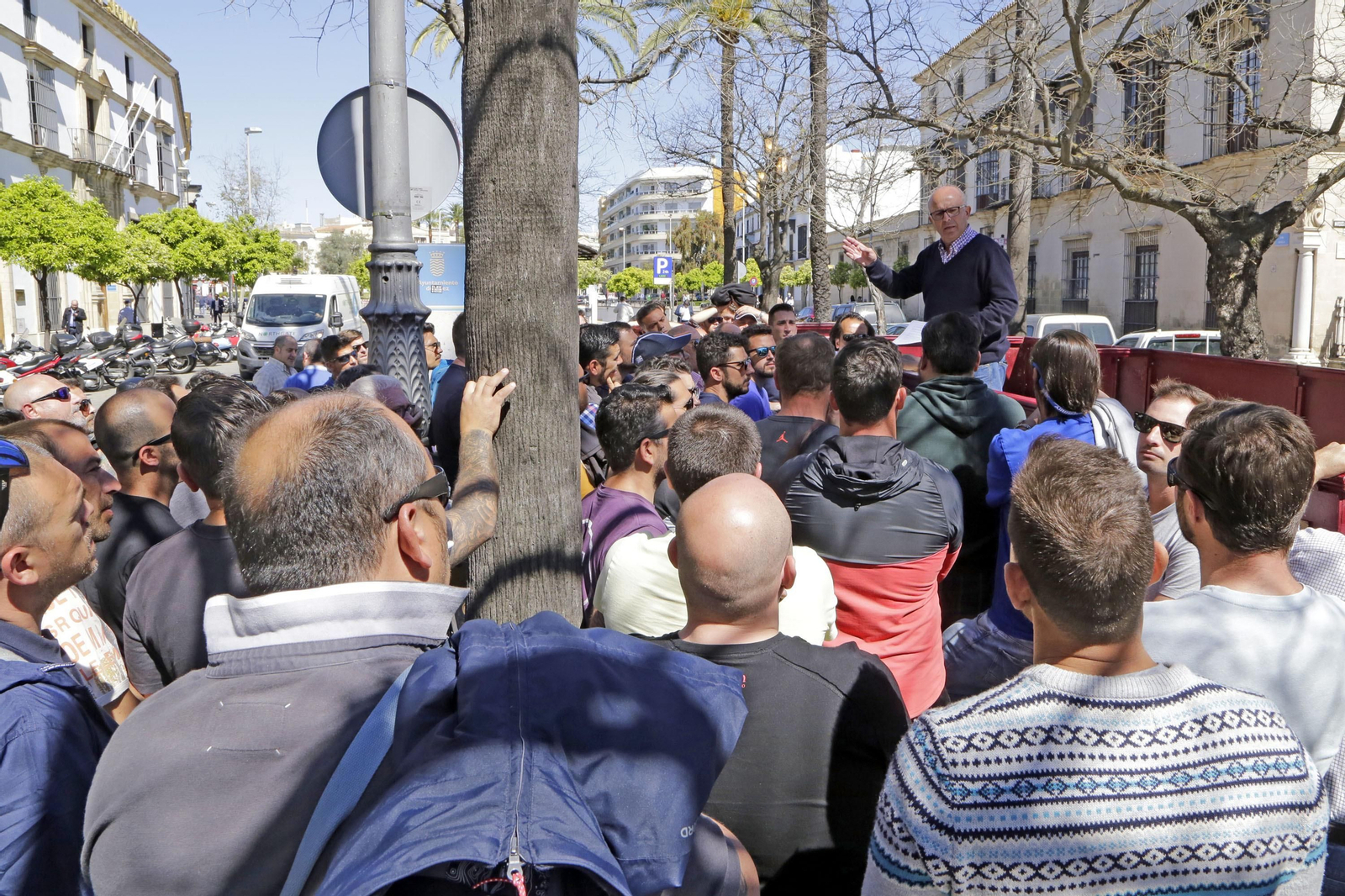 Trabajadores de Williams & Humbert, hoy en la Alameda Cristina momentos antes de la firma del acuerdo.